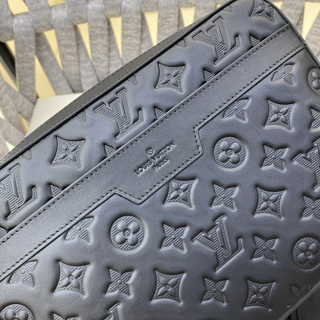 Louis Vuitton AAA Man Messenger Bags HighQuality 889