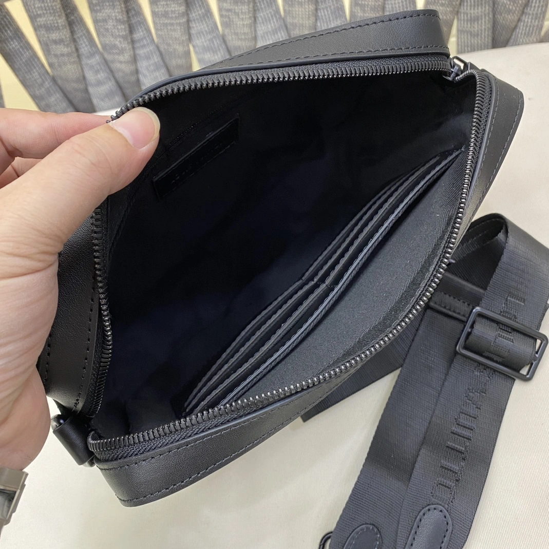 Louis Vuitton AAA Man Messenger Bags HighQuality 889