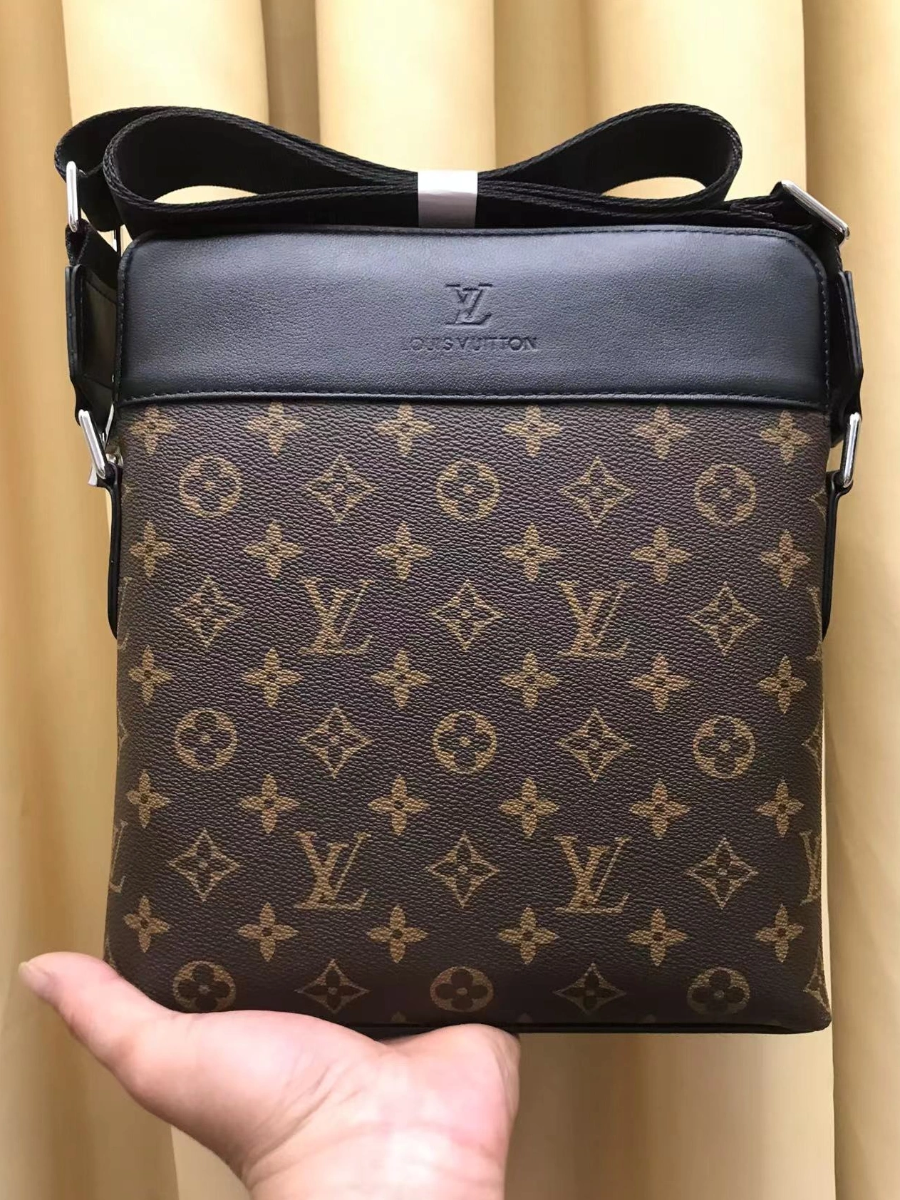 Louis Vuitton AAA Man Messenger Bags Lightweight 2350