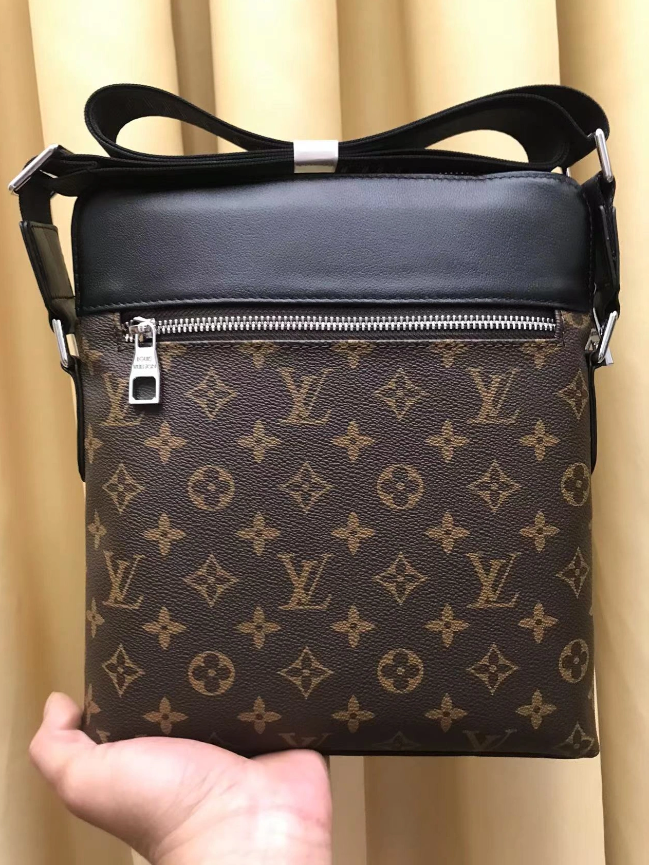 Louis Vuitton AAA Man Messenger Bags Lightweight 2350