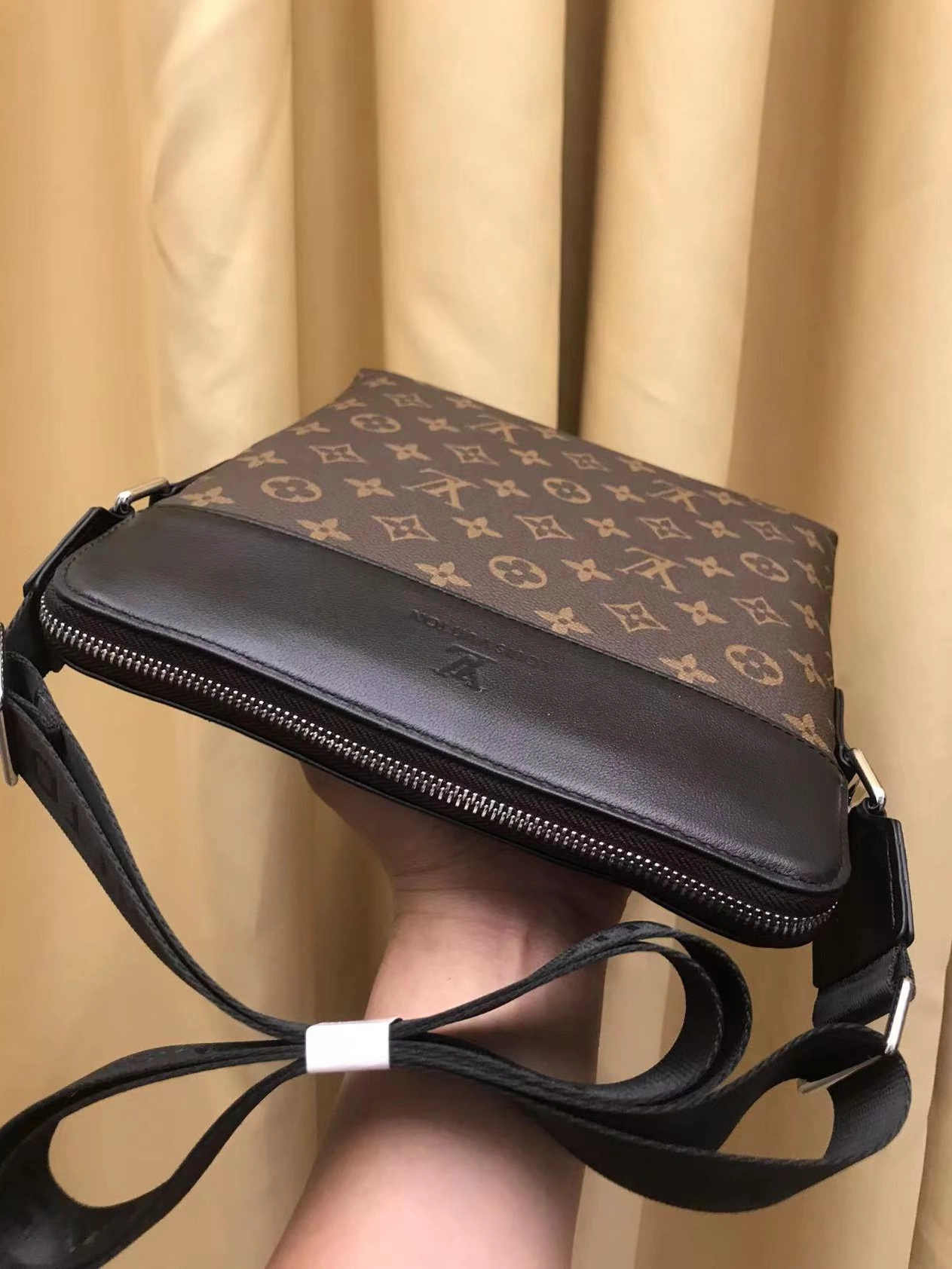 Louis Vuitton AAA Man Messenger Bags Lightweight 2350