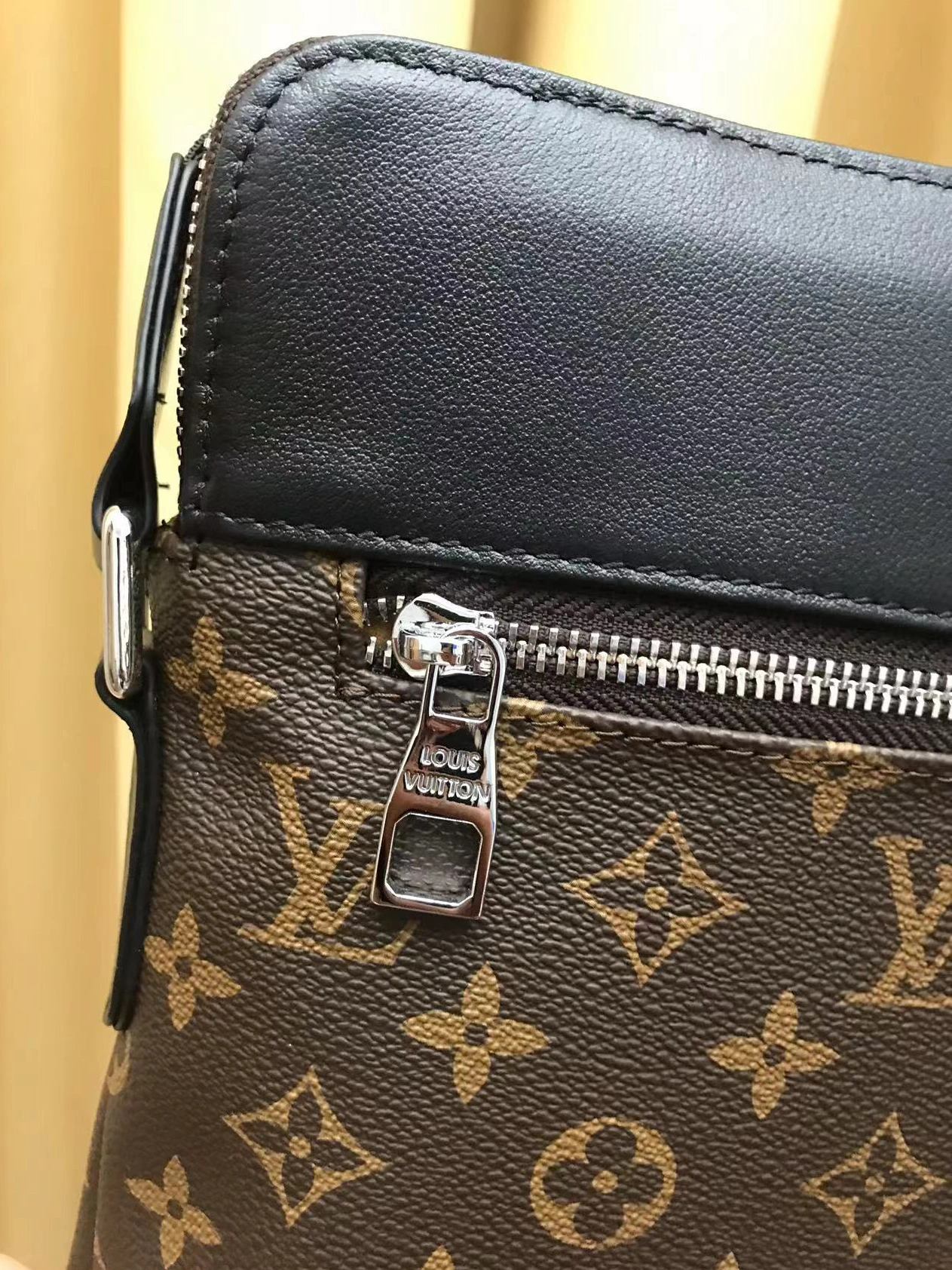 Louis Vuitton AAA Man Messenger Bags Lightweight 2350