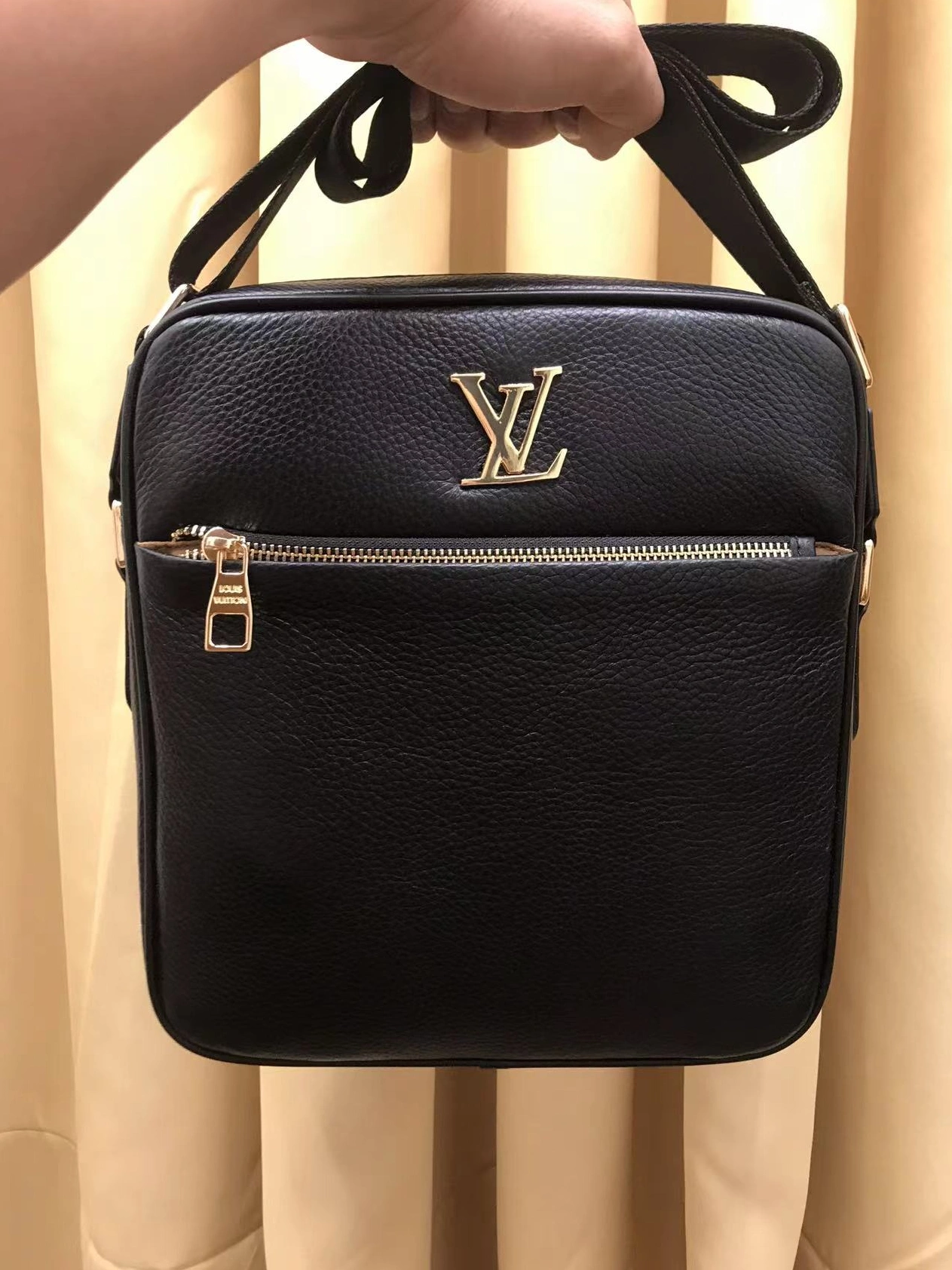 Louis Vuitton AAA Man Messenger Bags Lightweight 2981