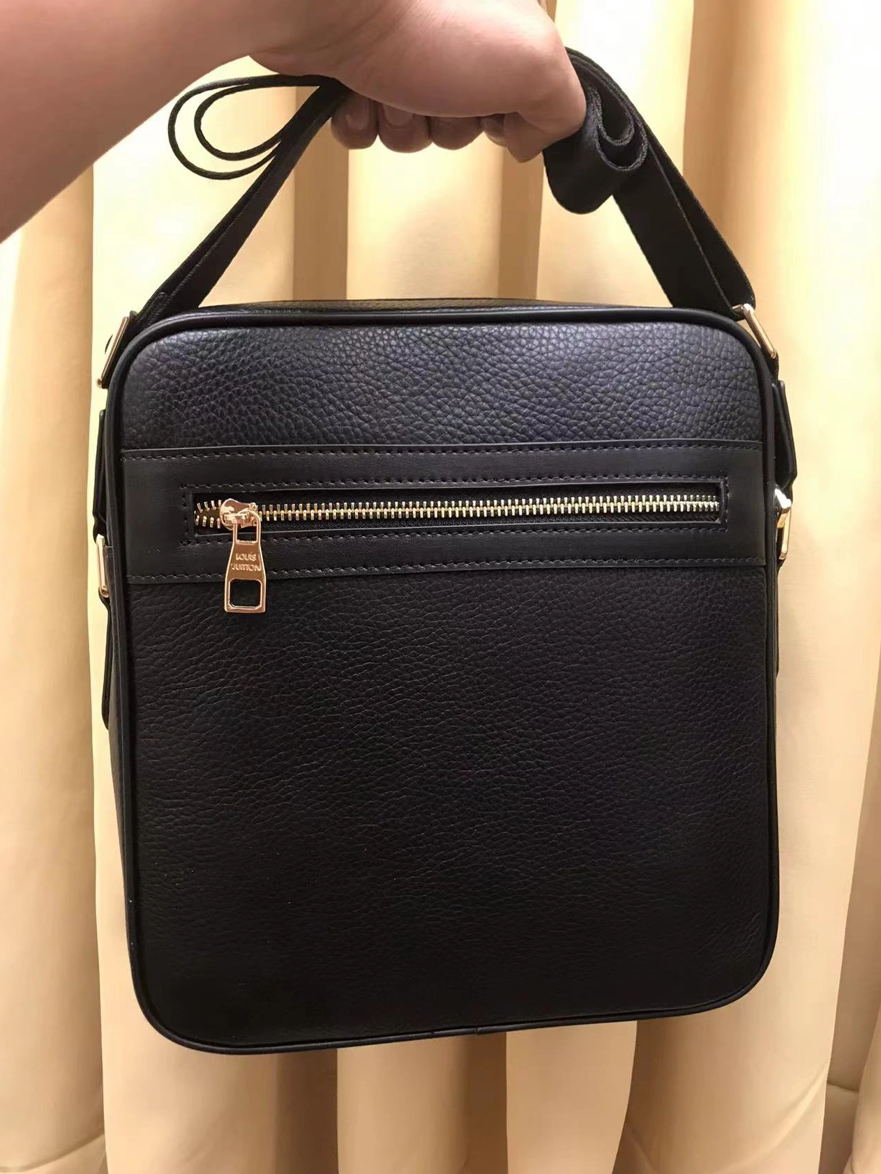 Louis Vuitton AAA Man Messenger Bags Lightweight 2981