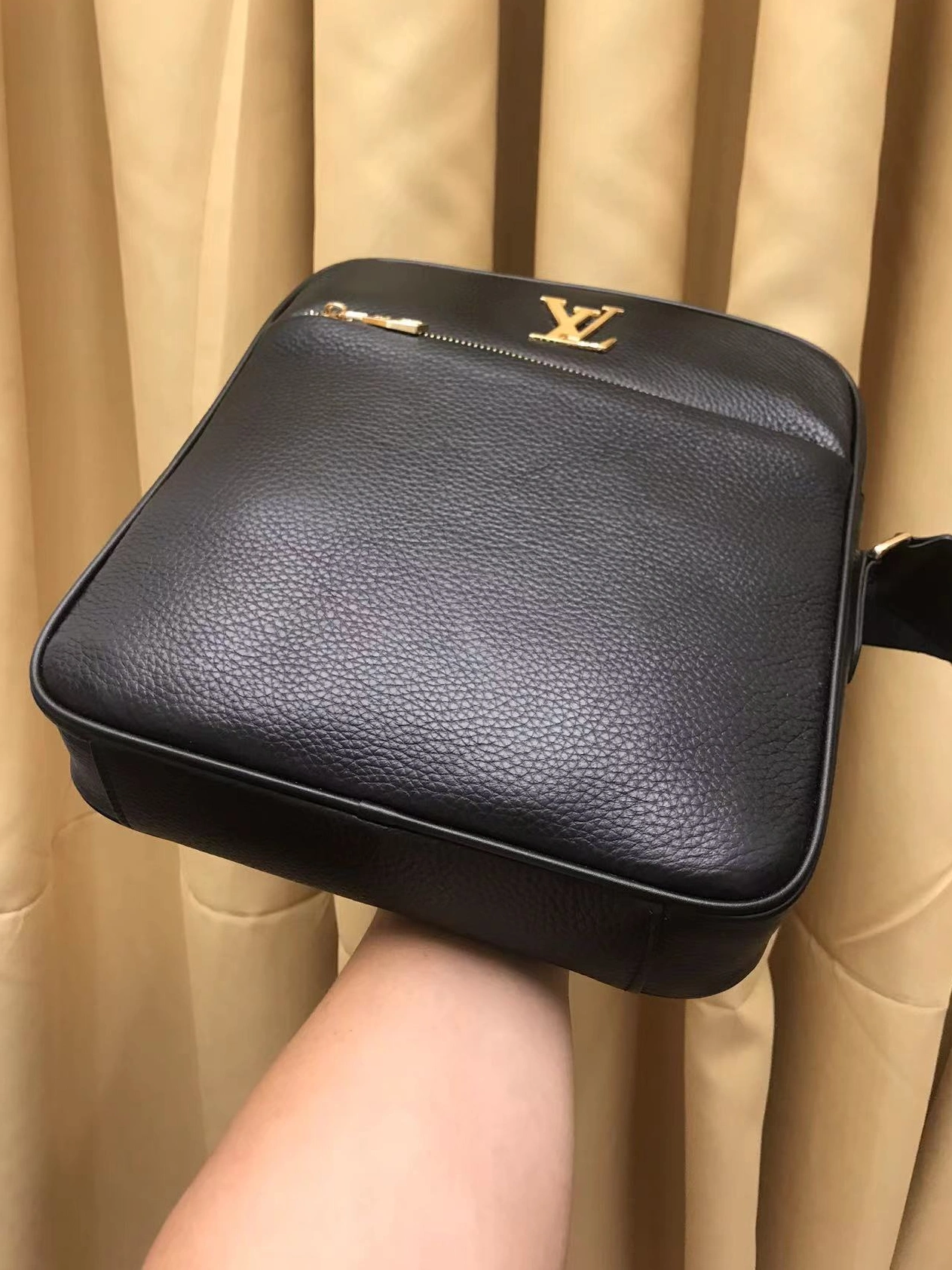 Louis Vuitton AAA Man Messenger Bags Lightweight 2981