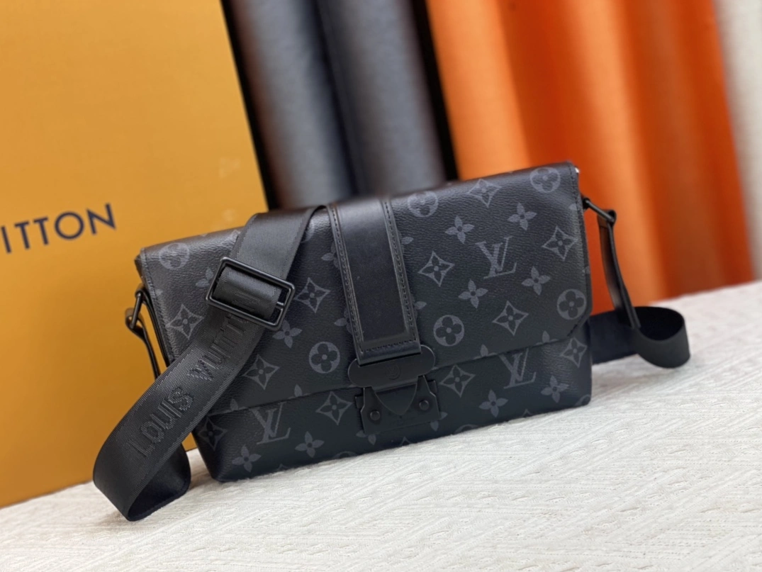Louis Vuitton AAA Man Messenger Bags Minimalist 2429
