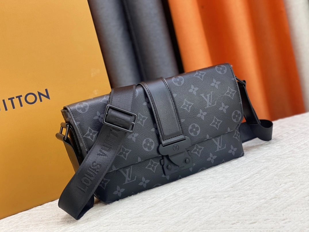 Louis Vuitton AAA Man Messenger Bags Minimalist 2429