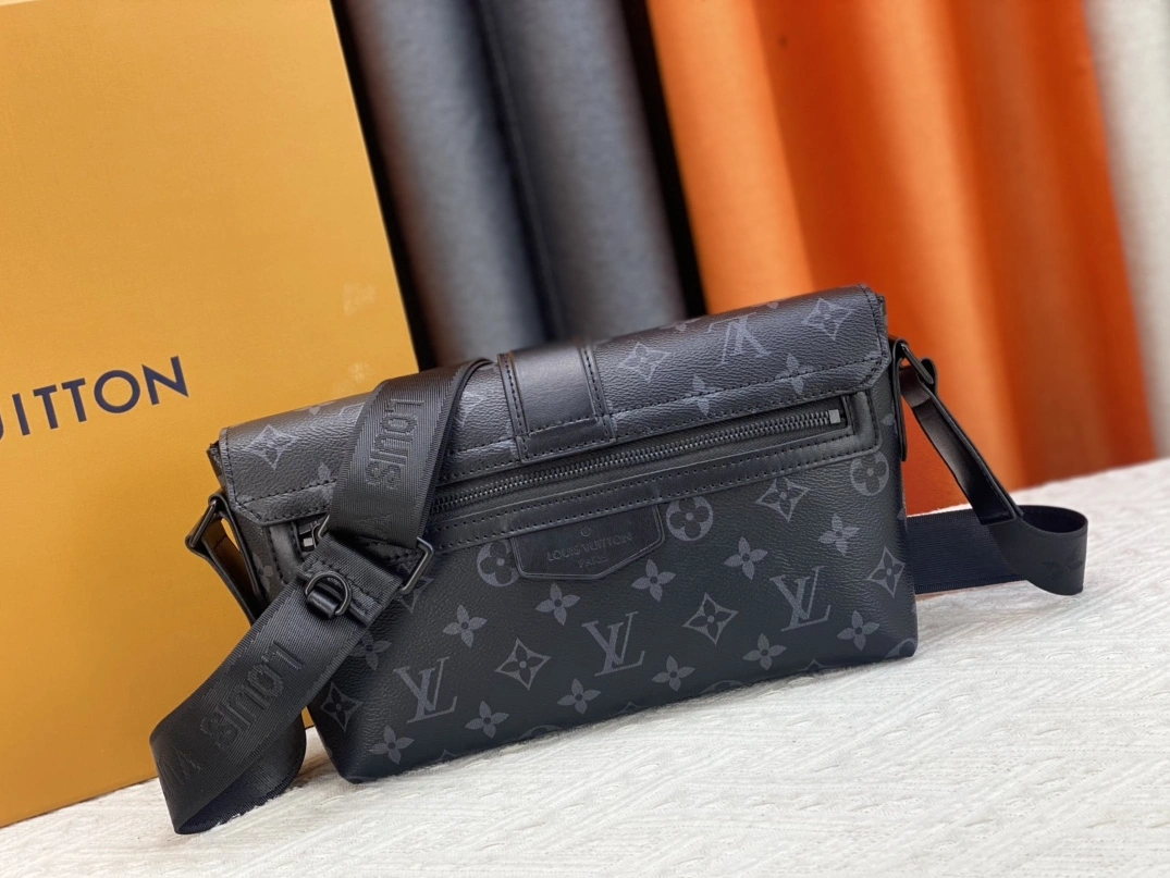 Louis Vuitton AAA Man Messenger Bags Minimalist 2429