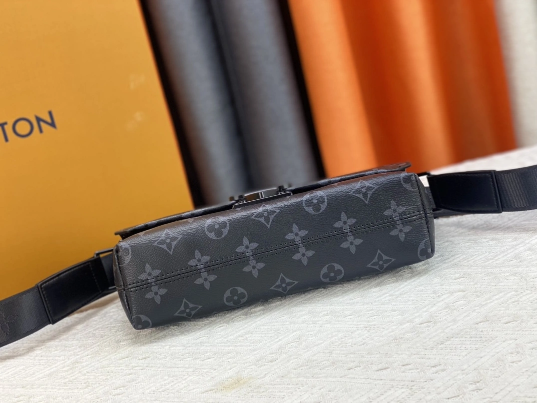 Louis Vuitton AAA Man Messenger Bags Minimalist 2429