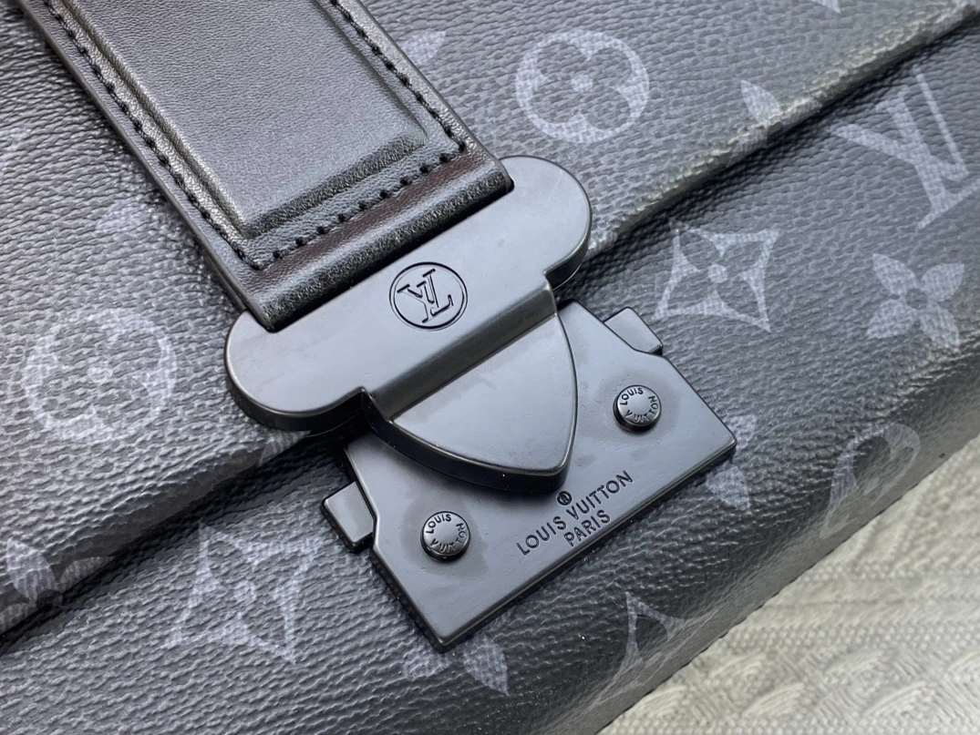 Louis Vuitton AAA Man Messenger Bags Minimalist 2429