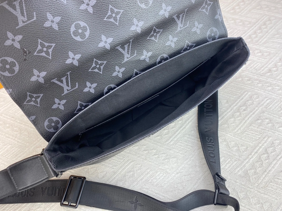 Louis Vuitton AAA Man Messenger Bags Minimalist 2429