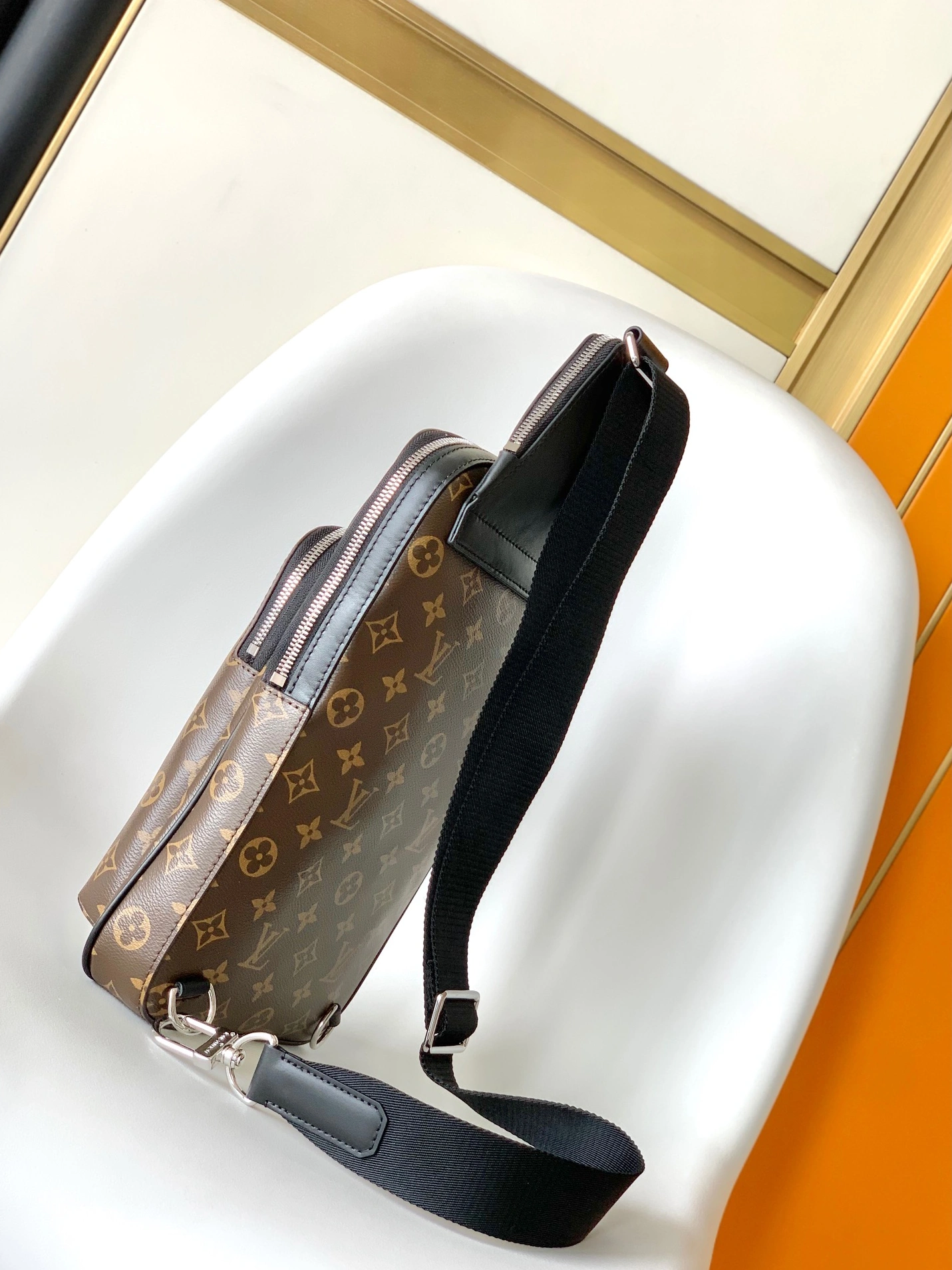 Louis Vuitton AAA Man Messenger Bags Minimalist 6891