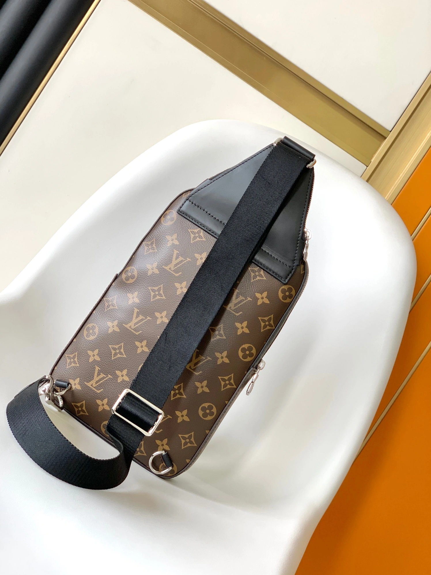Louis Vuitton AAA Man Messenger Bags Minimalist 6891