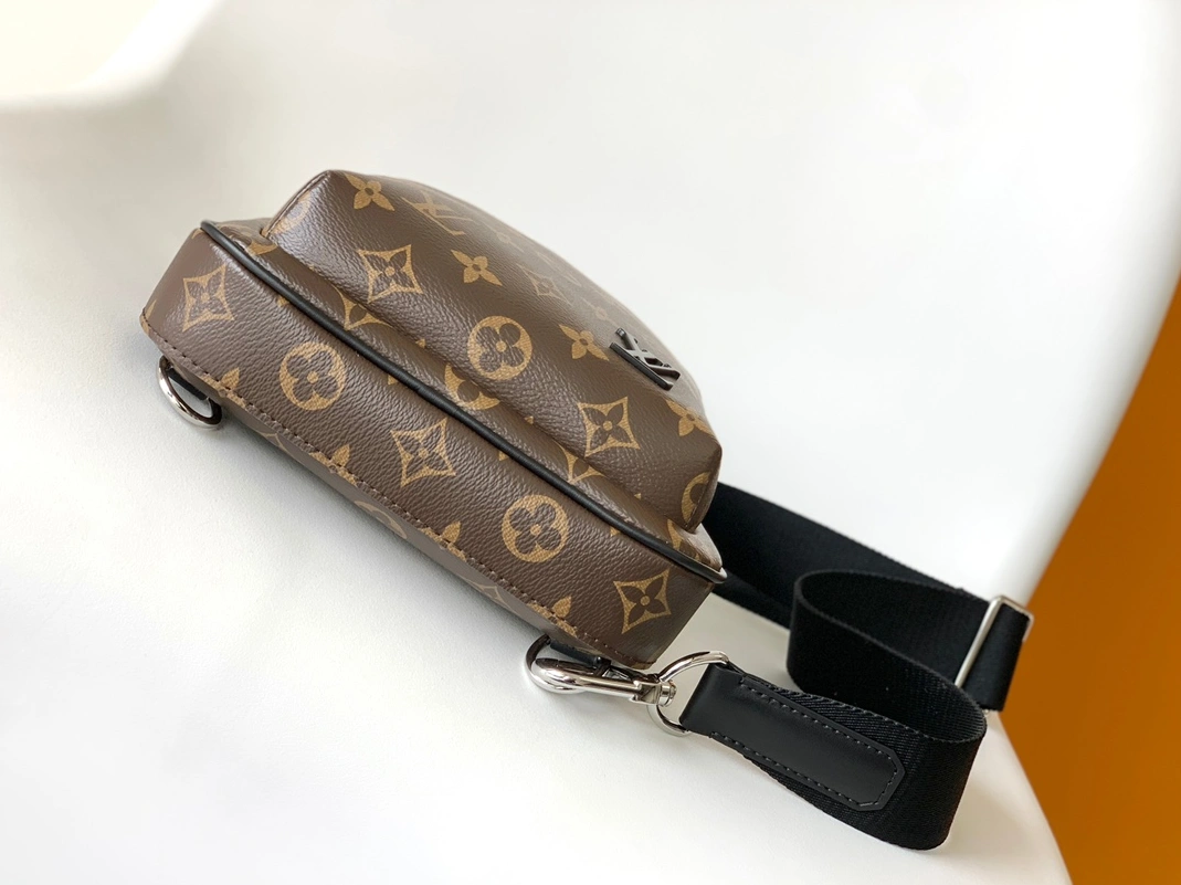 Louis Vuitton AAA Man Messenger Bags Minimalist 6891