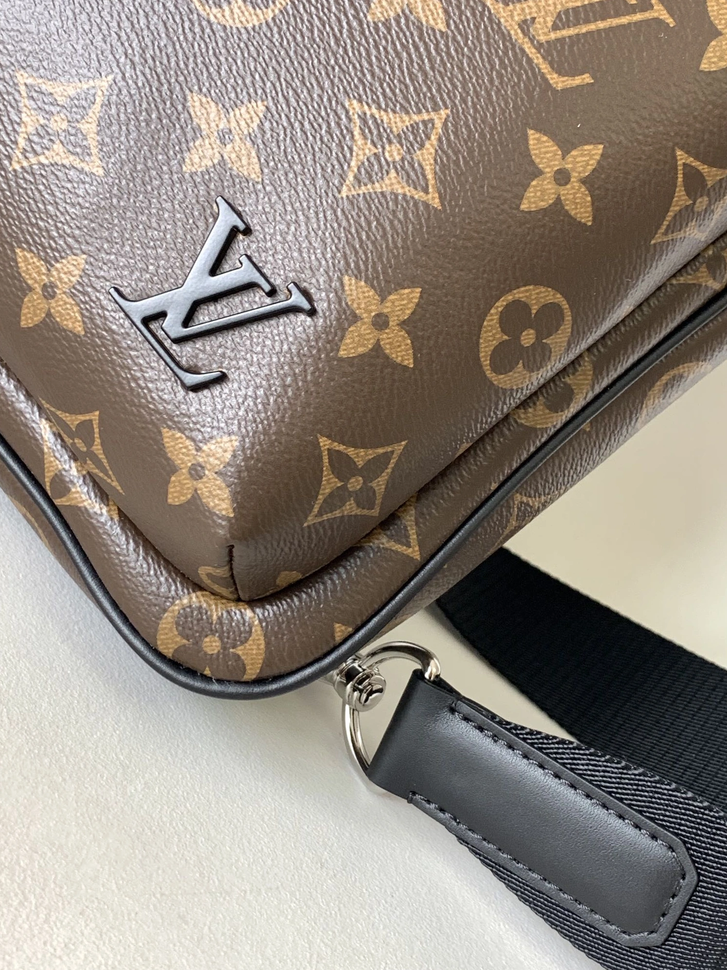 Louis Vuitton AAA Man Messenger Bags Minimalist 6891