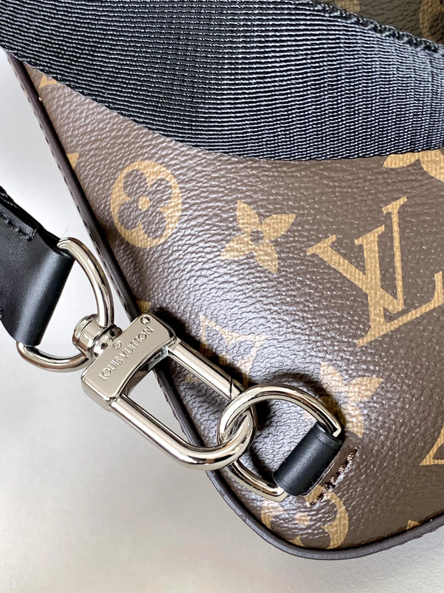 Louis Vuitton AAA Man Messenger Bags Minimalist 6891