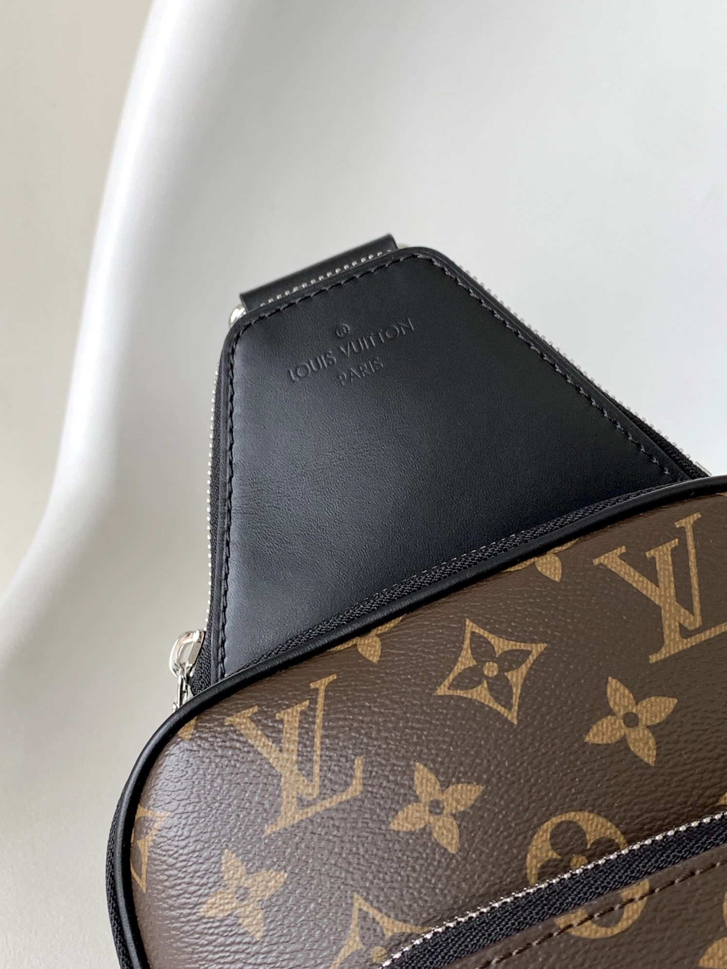 Louis Vuitton AAA Man Messenger Bags Minimalist 6891