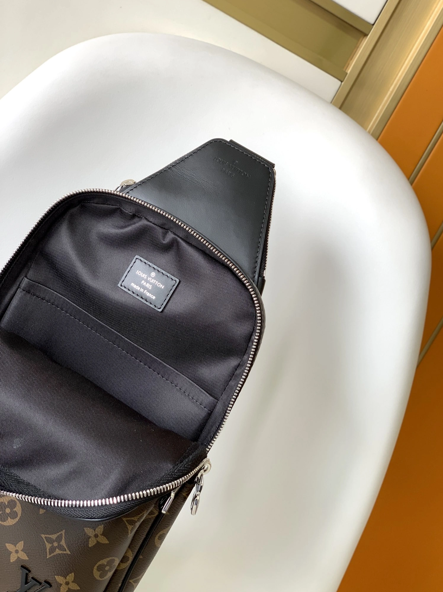 Louis Vuitton AAA Man Messenger Bags Minimalist 6891
