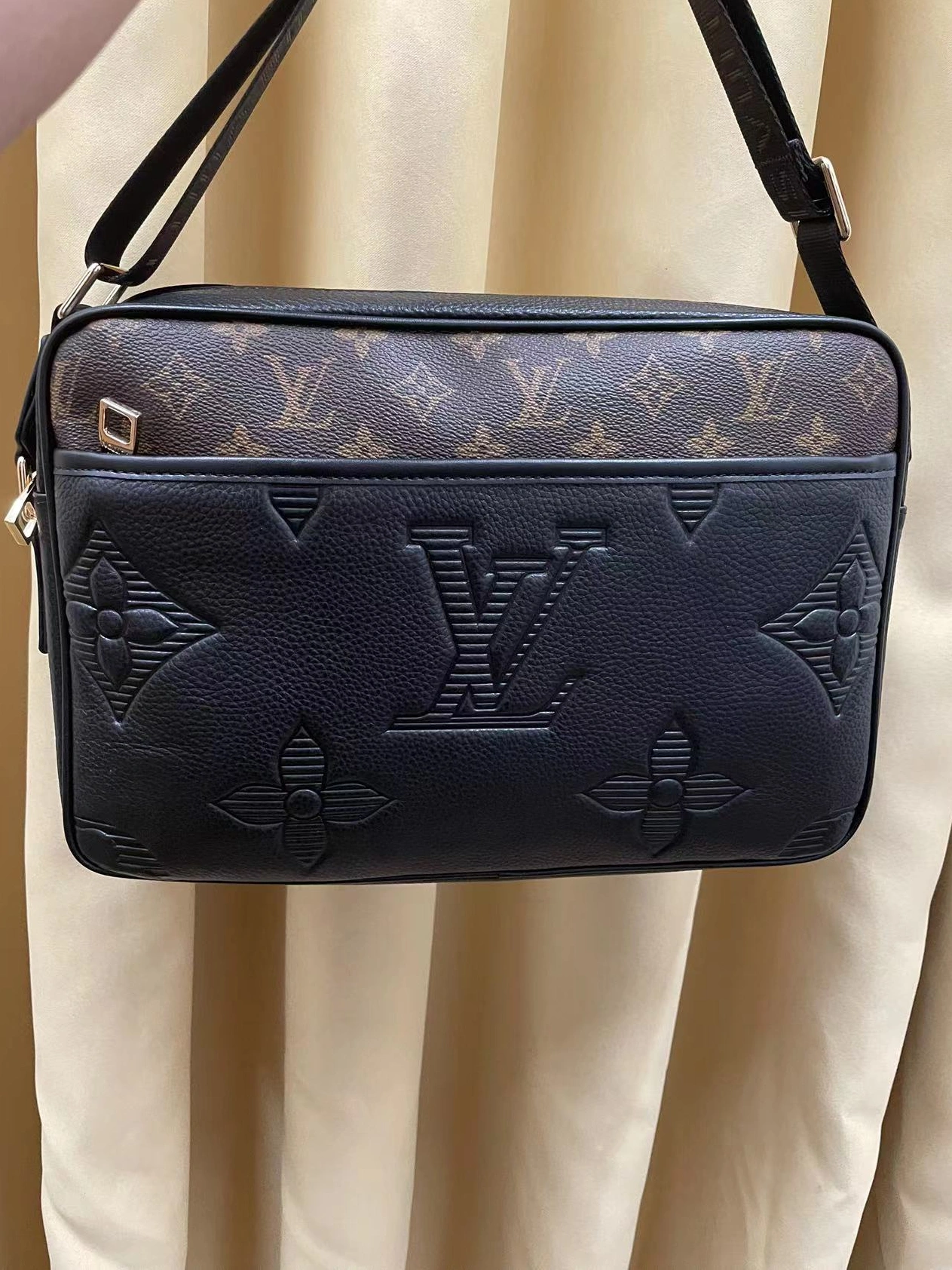Louis Vuitton AAA Man Messenger Bags Minimalist 8862
