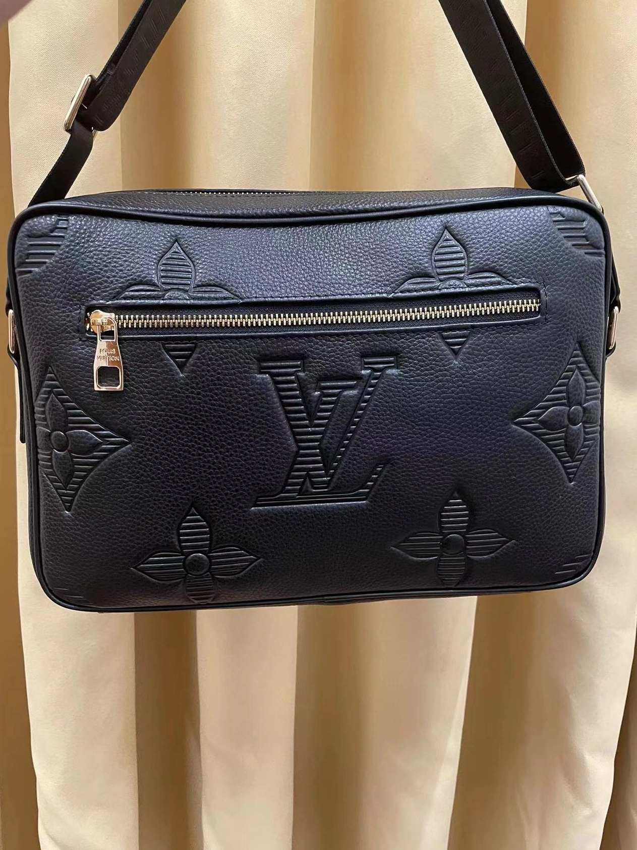Louis Vuitton AAA Man Messenger Bags Minimalist 8862