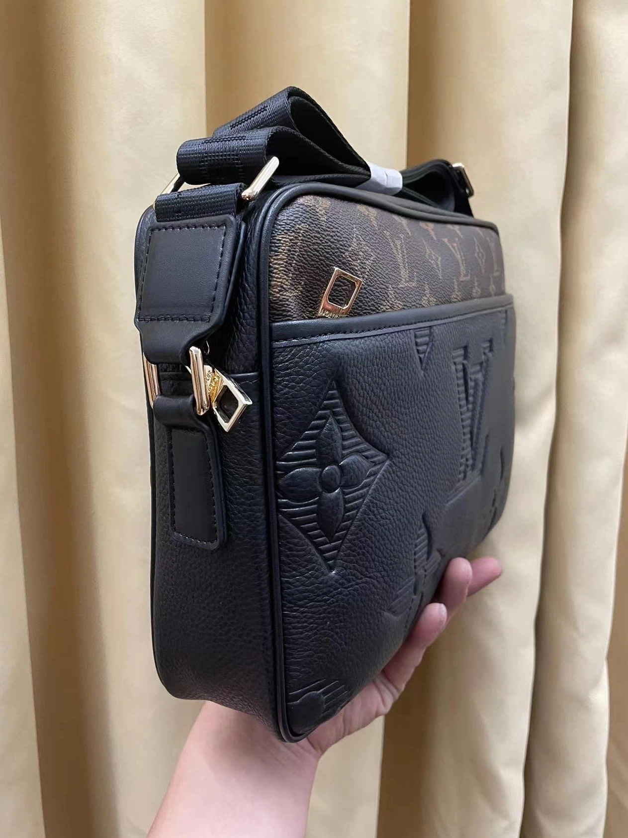 Louis Vuitton AAA Man Messenger Bags Minimalist 8862