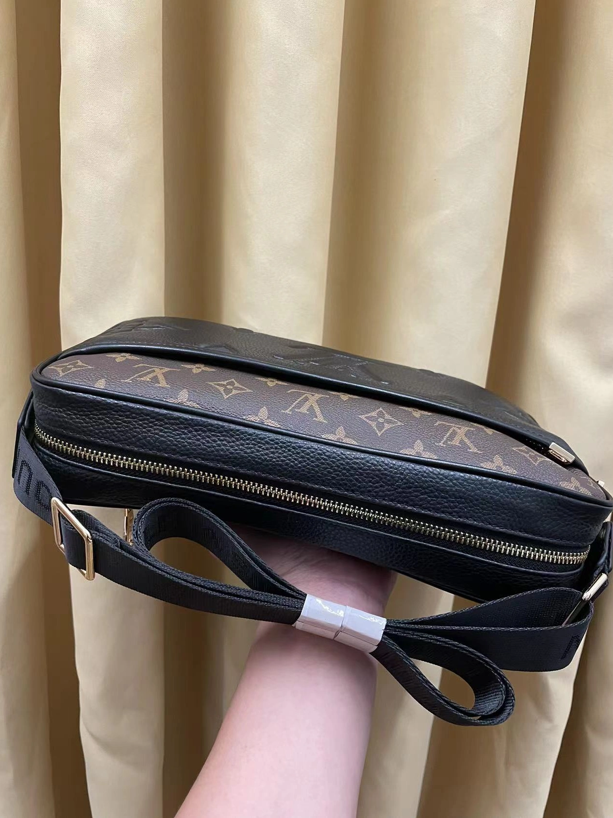 Louis Vuitton AAA Man Messenger Bags Minimalist 8862