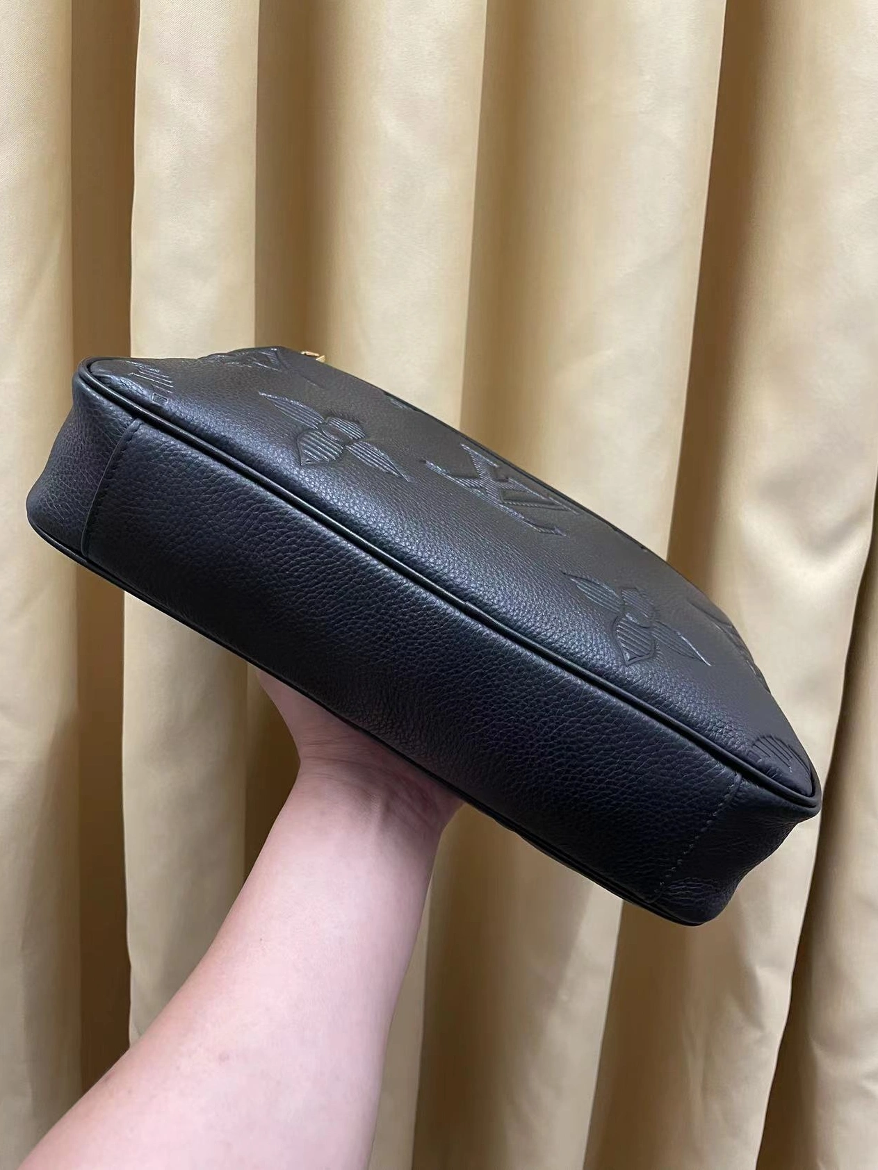 Louis Vuitton AAA Man Messenger Bags Minimalist 8862