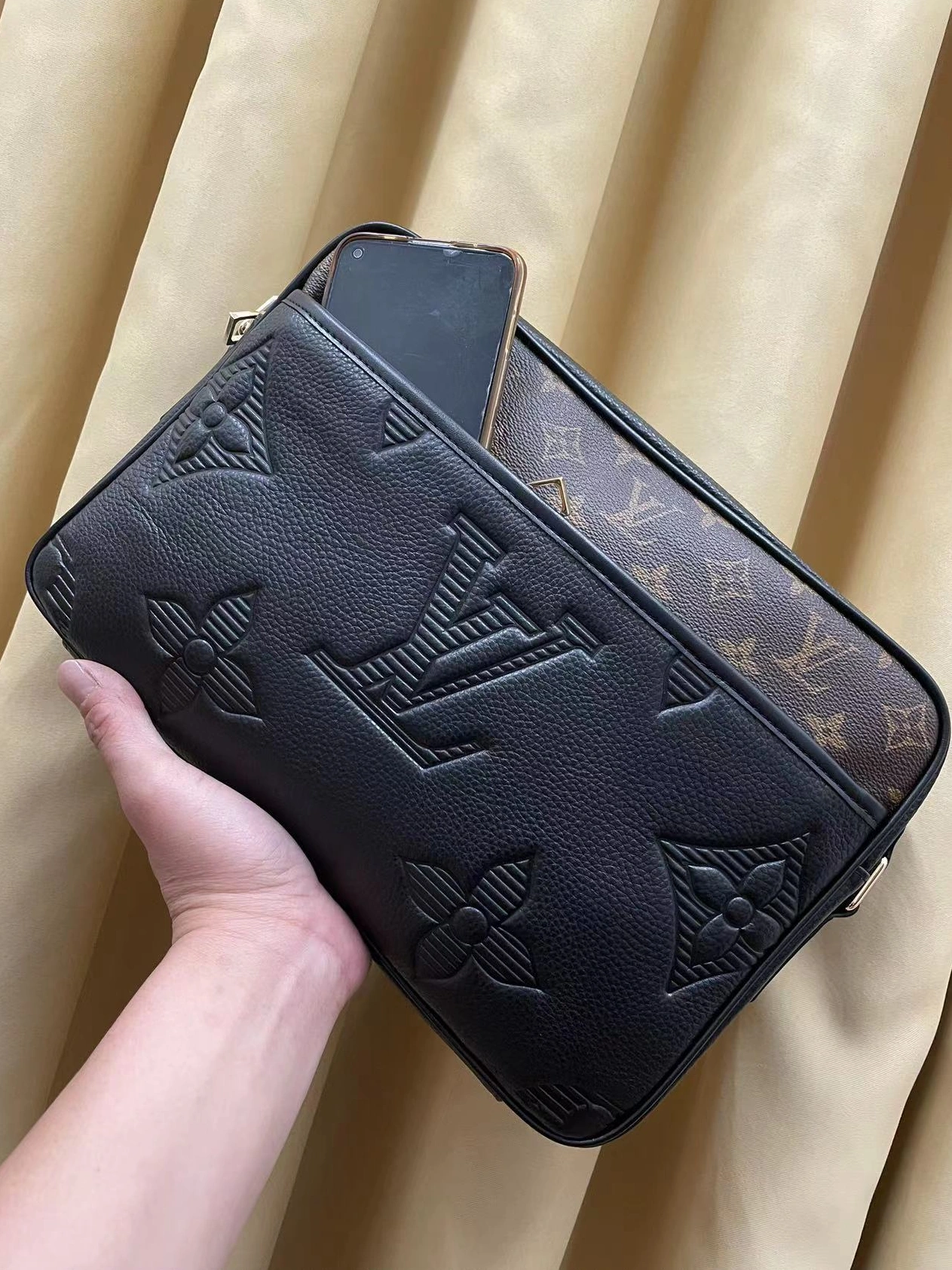 Louis Vuitton AAA Man Messenger Bags Minimalist 8862