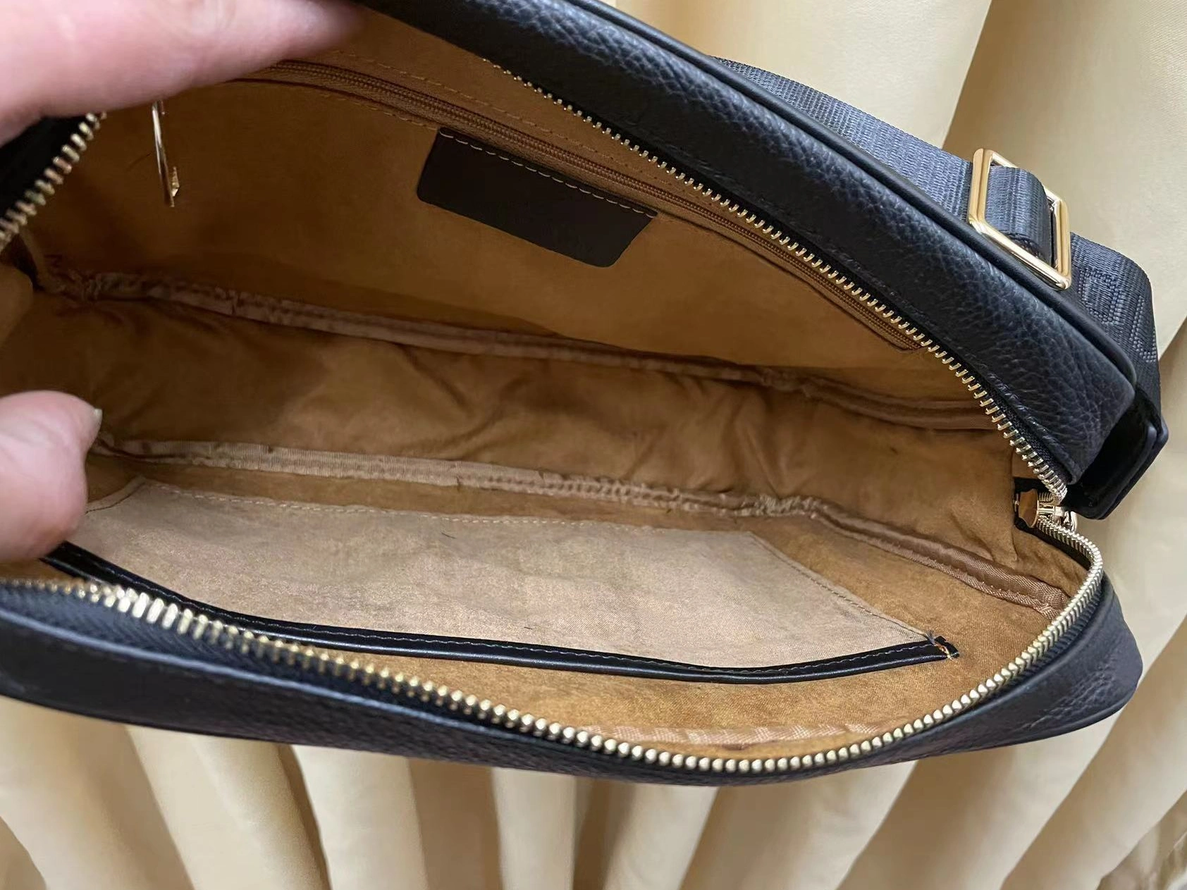 Louis Vuitton AAA Man Messenger Bags Minimalist 8862
