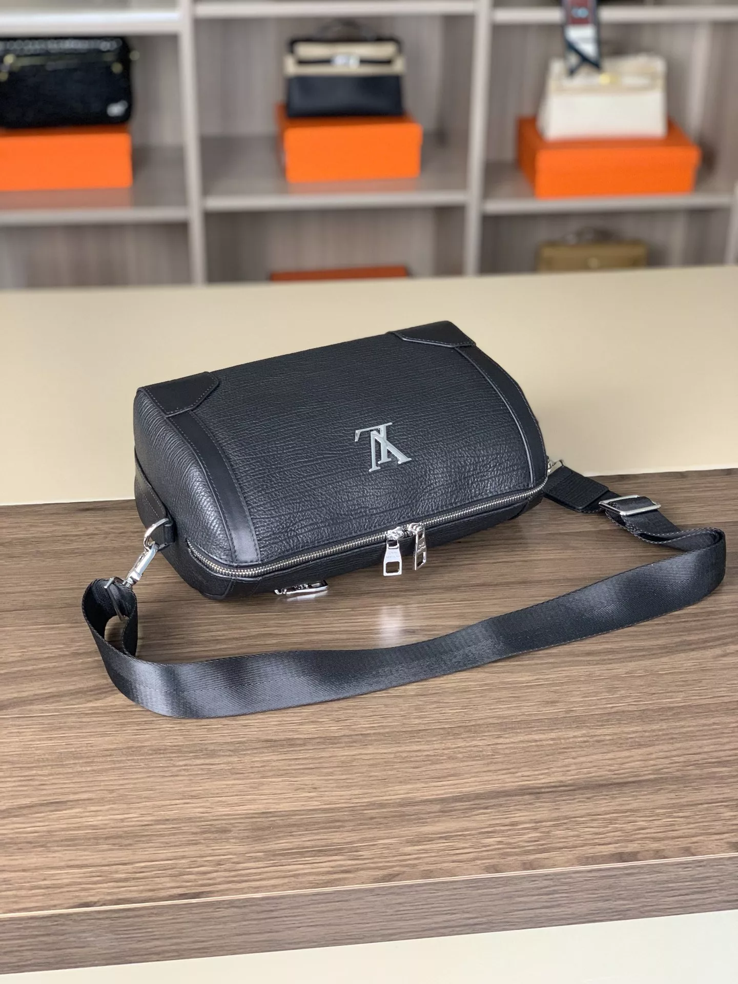 Louis Vuitton AAA Man Messenger Bags Modern 1834