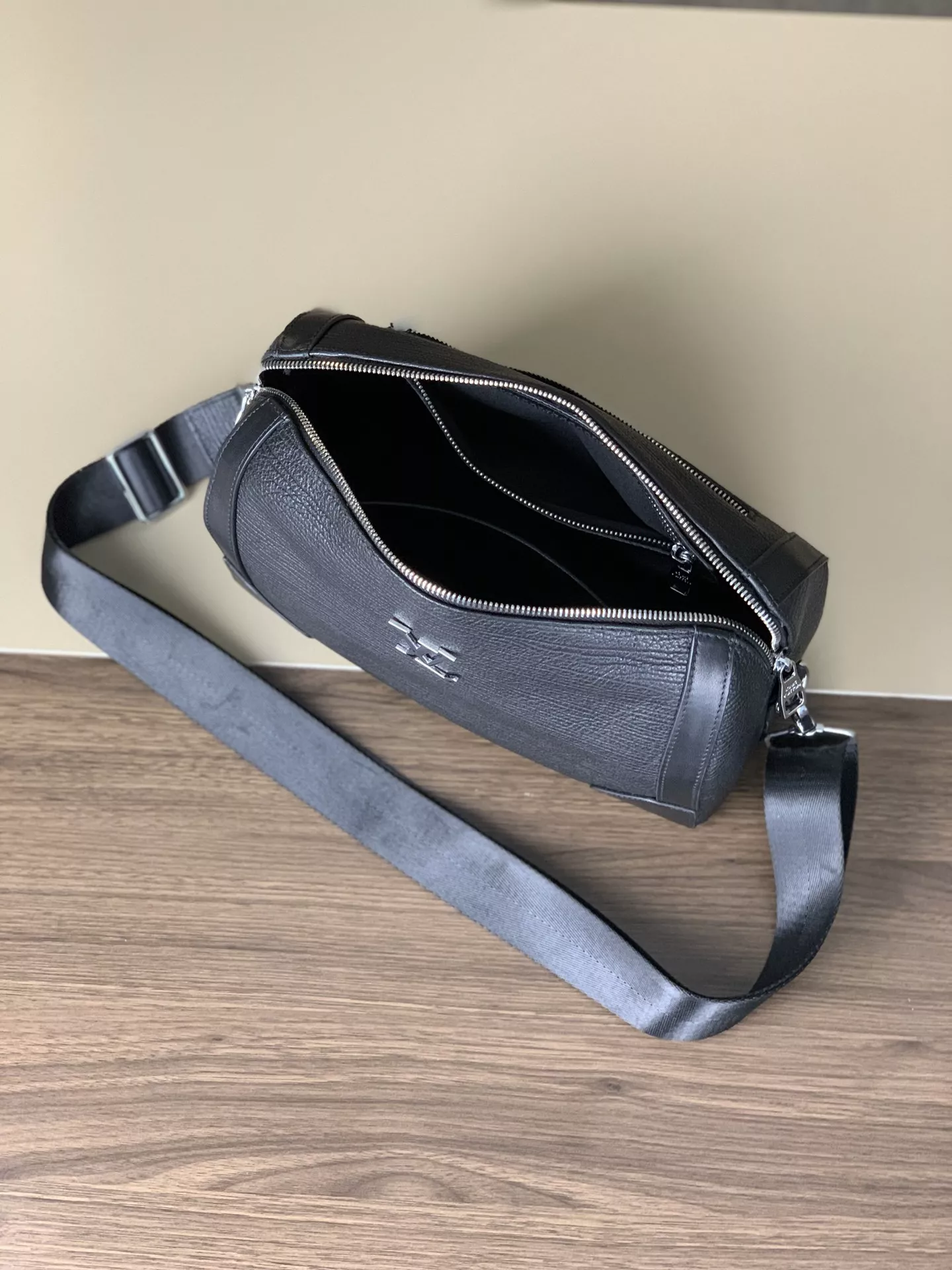 Louis Vuitton AAA Man Messenger Bags Modern 1834