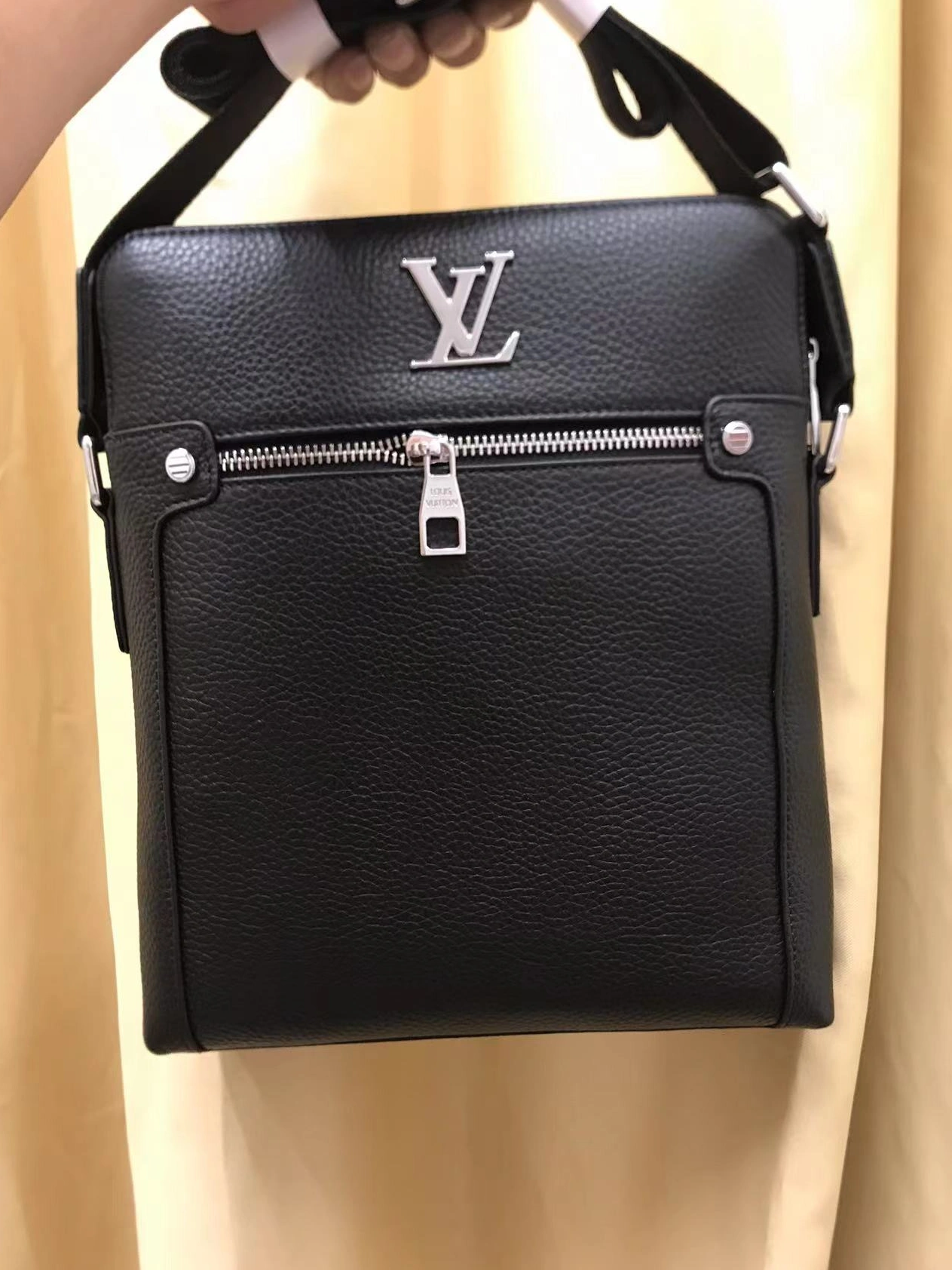 Louis Vuitton AAA Man Messenger Bags Modern 2737