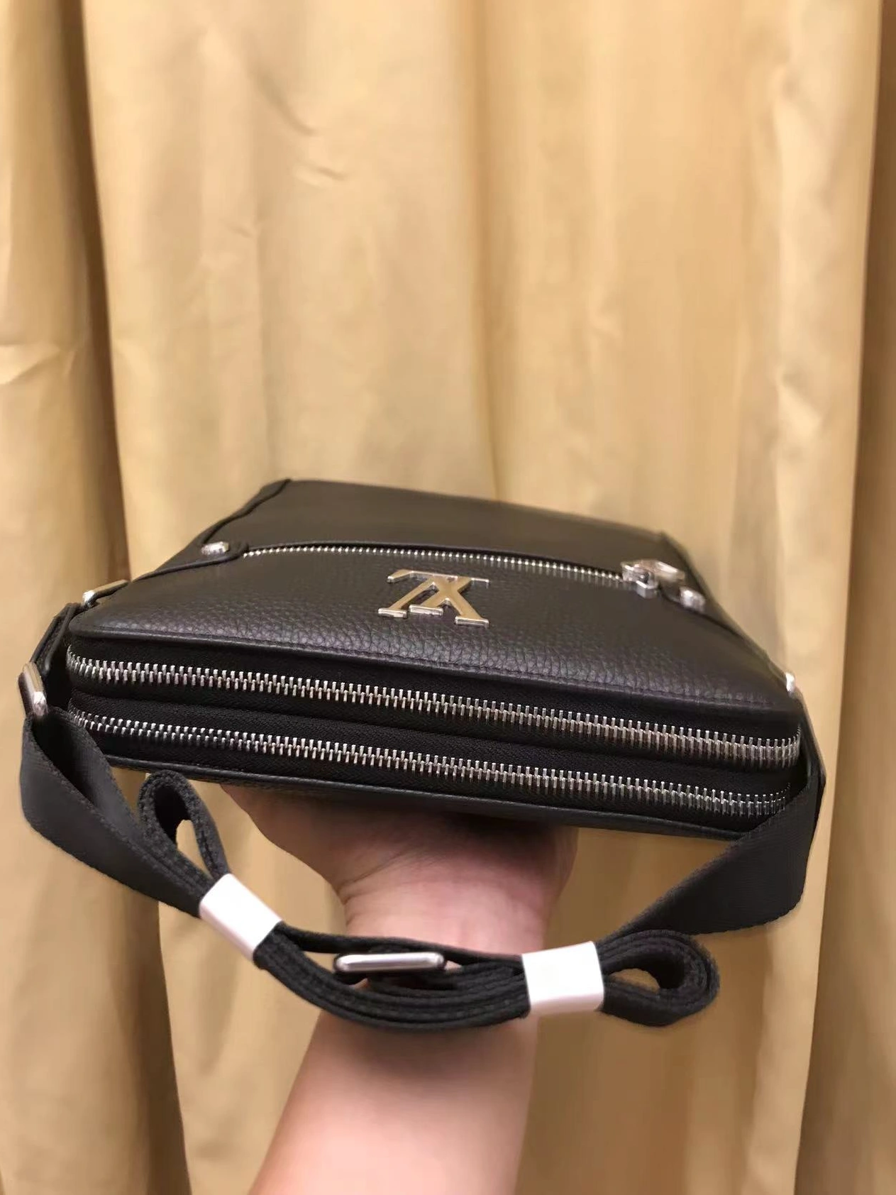 Louis Vuitton AAA Man Messenger Bags Modern 2737