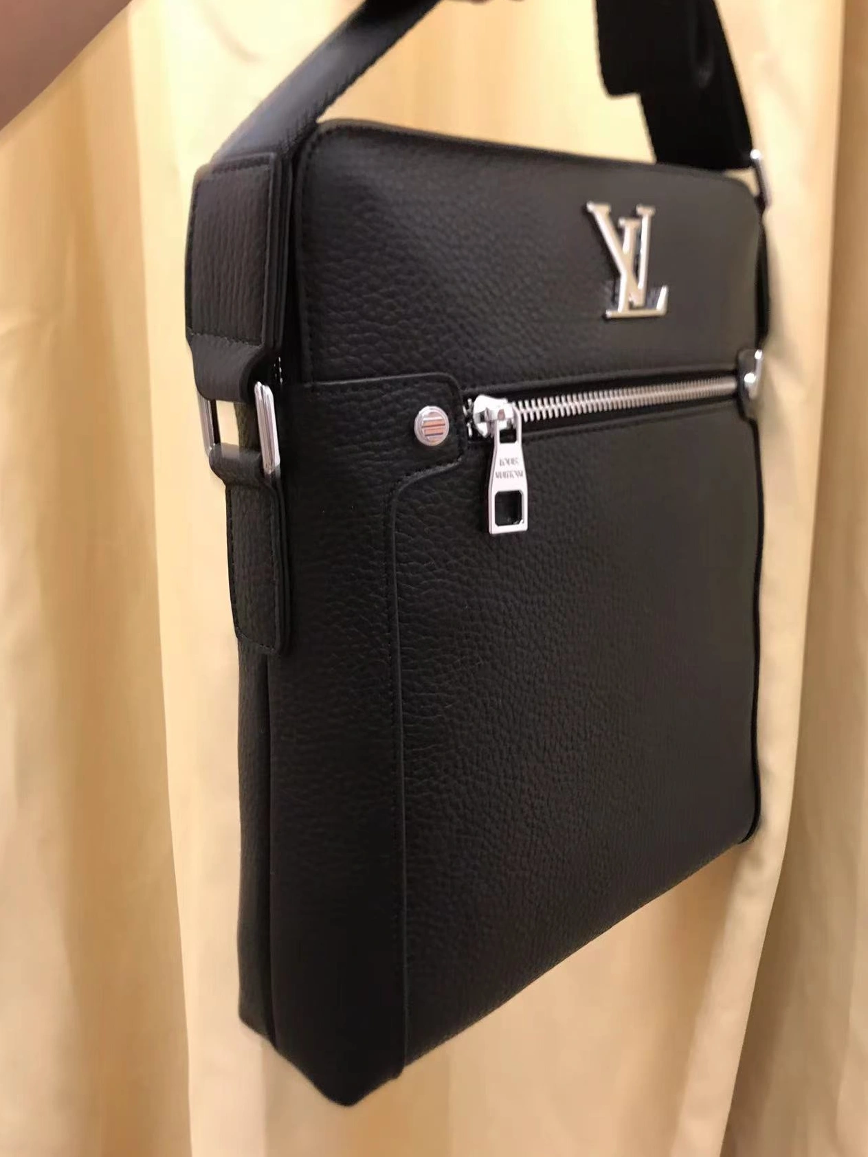 Louis Vuitton AAA Man Messenger Bags Modern 2737