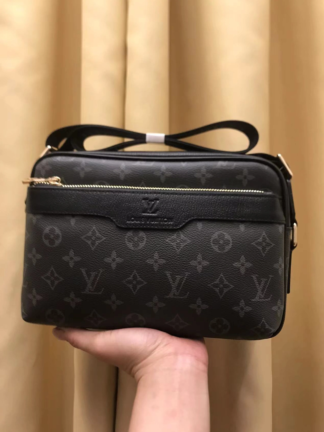 Louis Vuitton AAA Man Messenger Bags Modern 3906