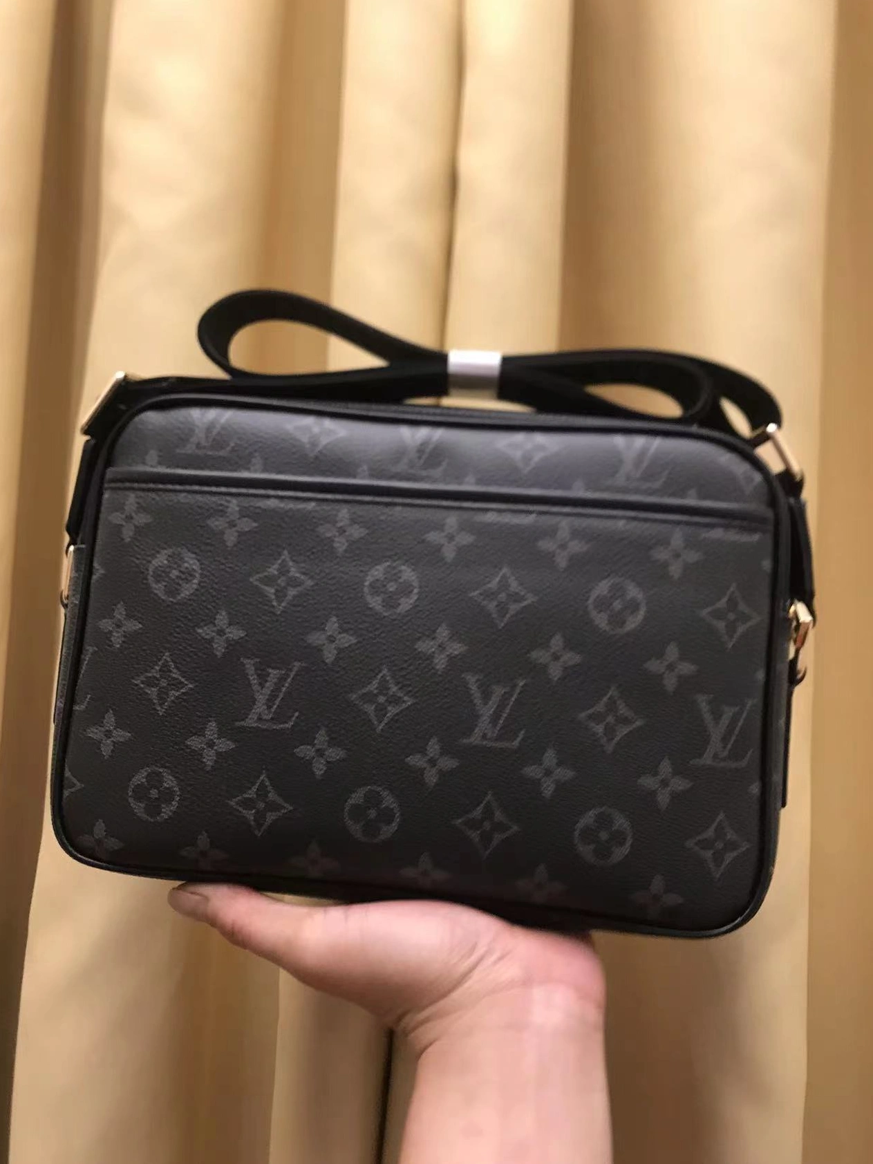 Louis Vuitton AAA Man Messenger Bags Modern 3906