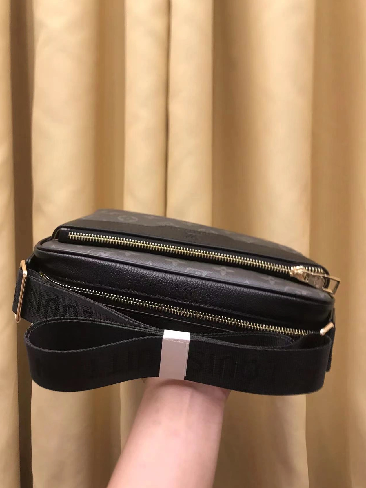 Louis Vuitton AAA Man Messenger Bags Modern 3906