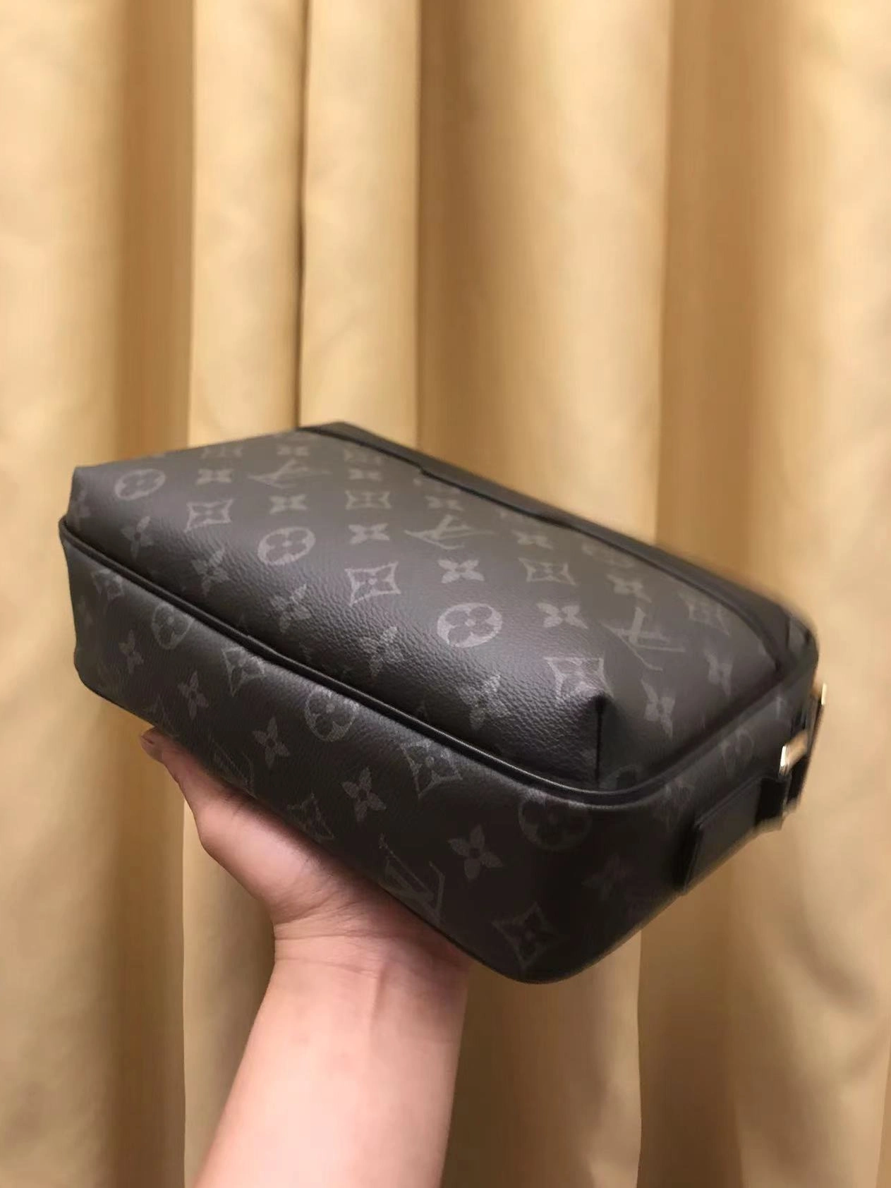Louis Vuitton AAA Man Messenger Bags Modern 3906