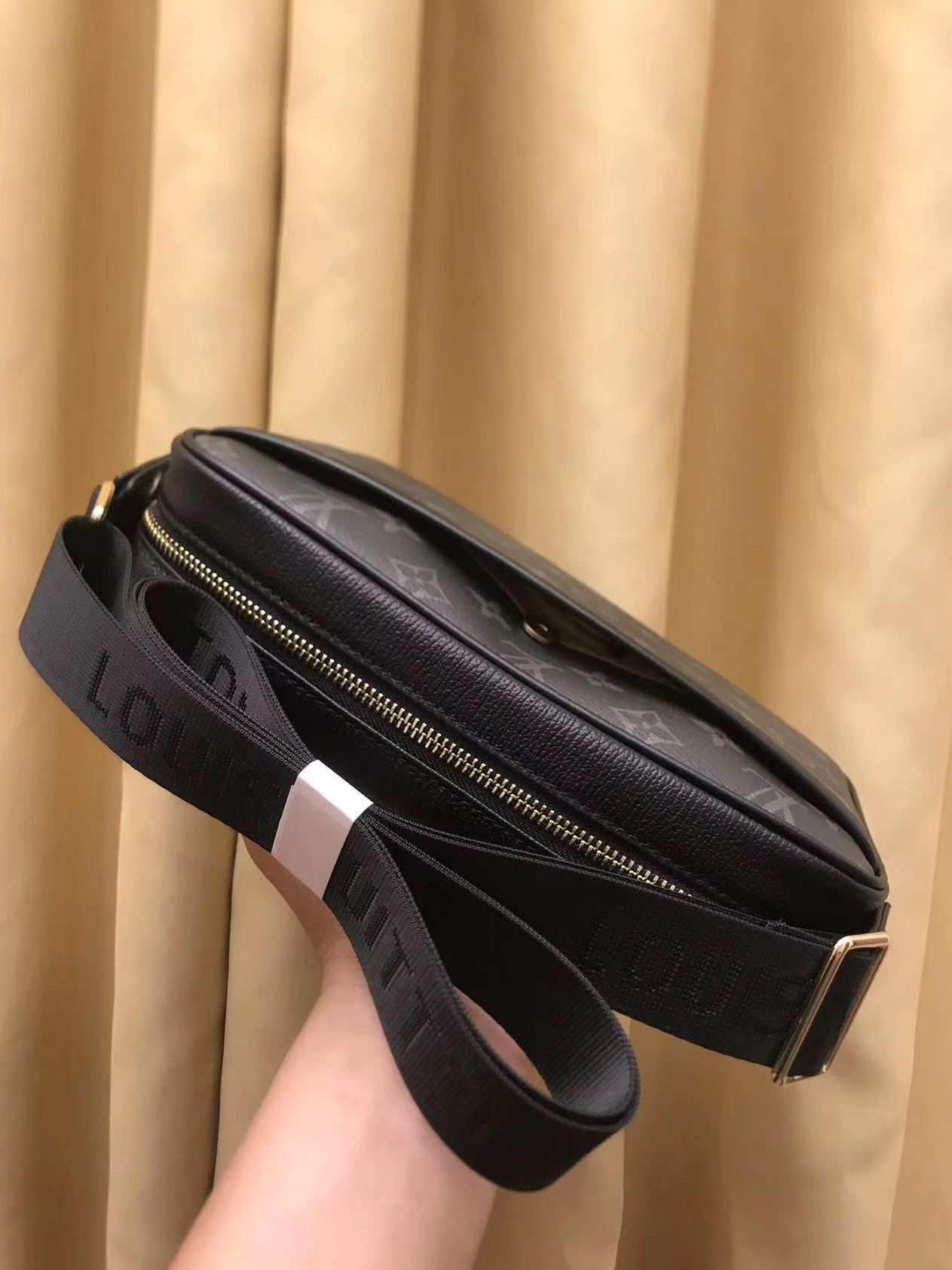 Louis Vuitton AAA Man Messenger Bags Modern 3906