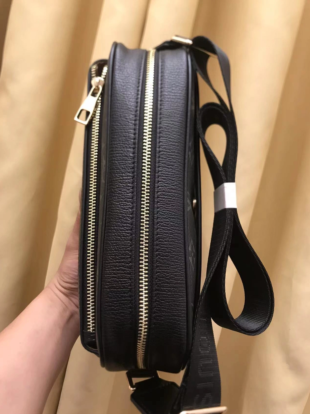 Louis Vuitton AAA Man Messenger Bags Modern 3906