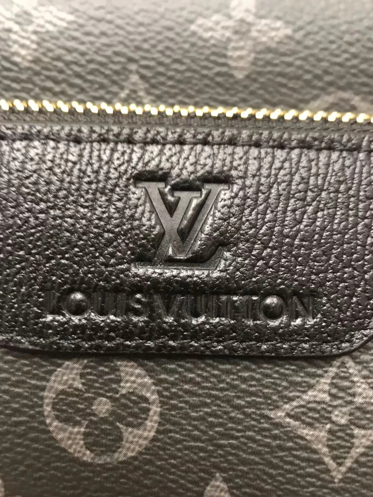 Louis Vuitton AAA Man Messenger Bags Modern 3906