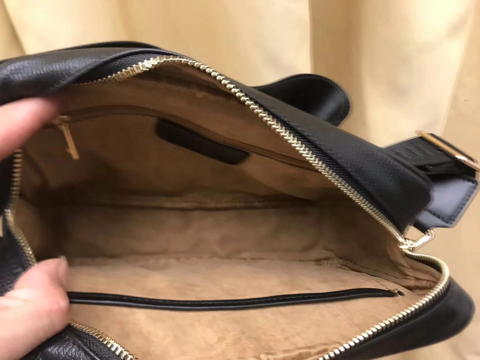 Louis Vuitton AAA Man Messenger Bags Modern 3906