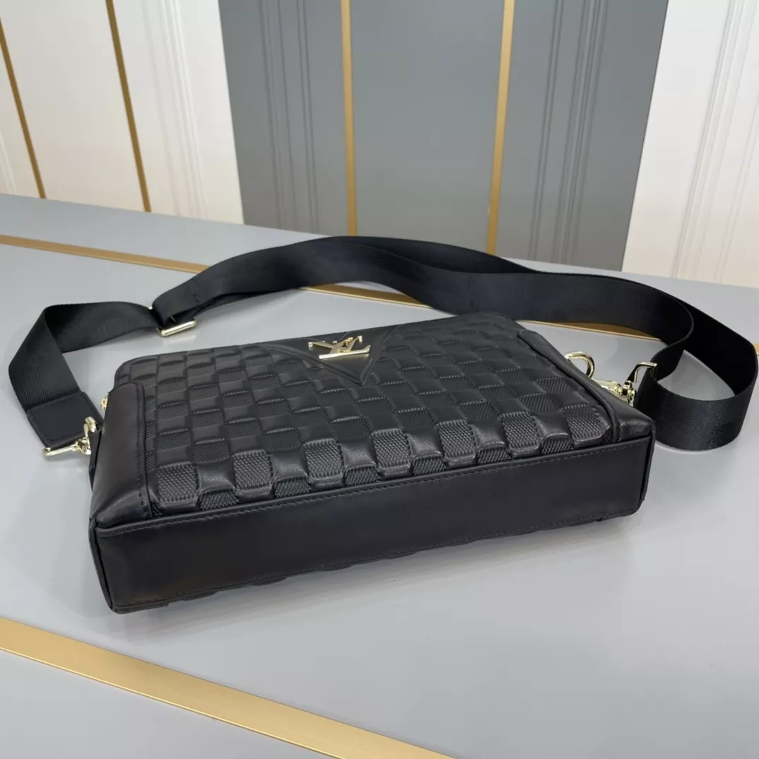 Louis Vuitton AAA Man Messenger Bags Modern 9338