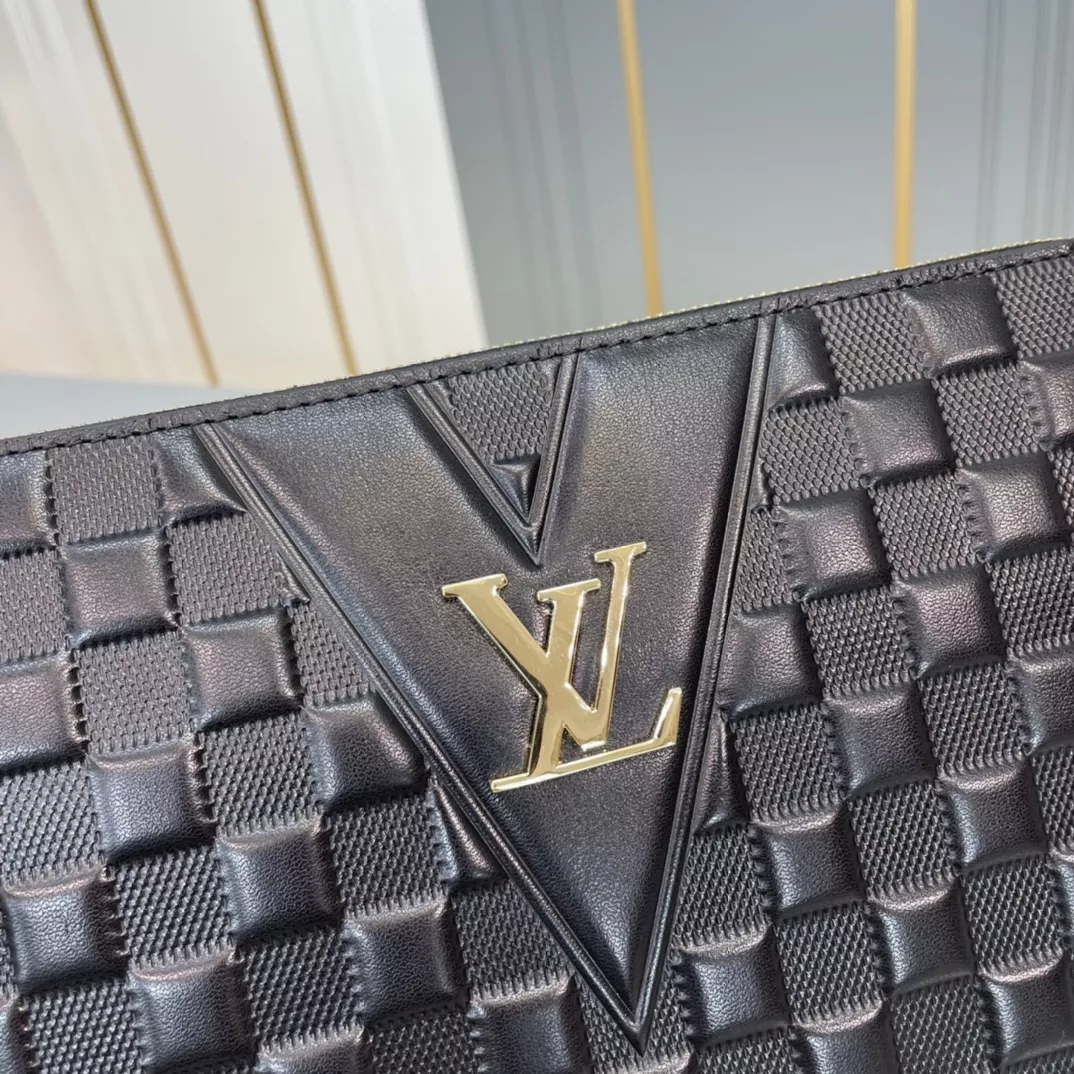Louis Vuitton AAA Man Messenger Bags Modern 9338