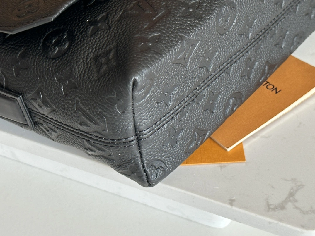 Louis Vuitton AAA Man Messenger Bags ModernLook 5002