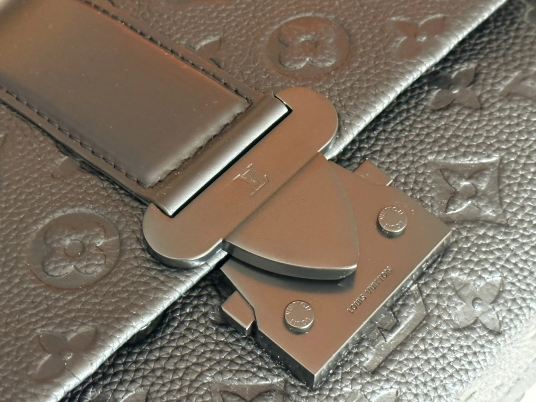 Louis Vuitton AAA Man Messenger Bags ModernLook 5002