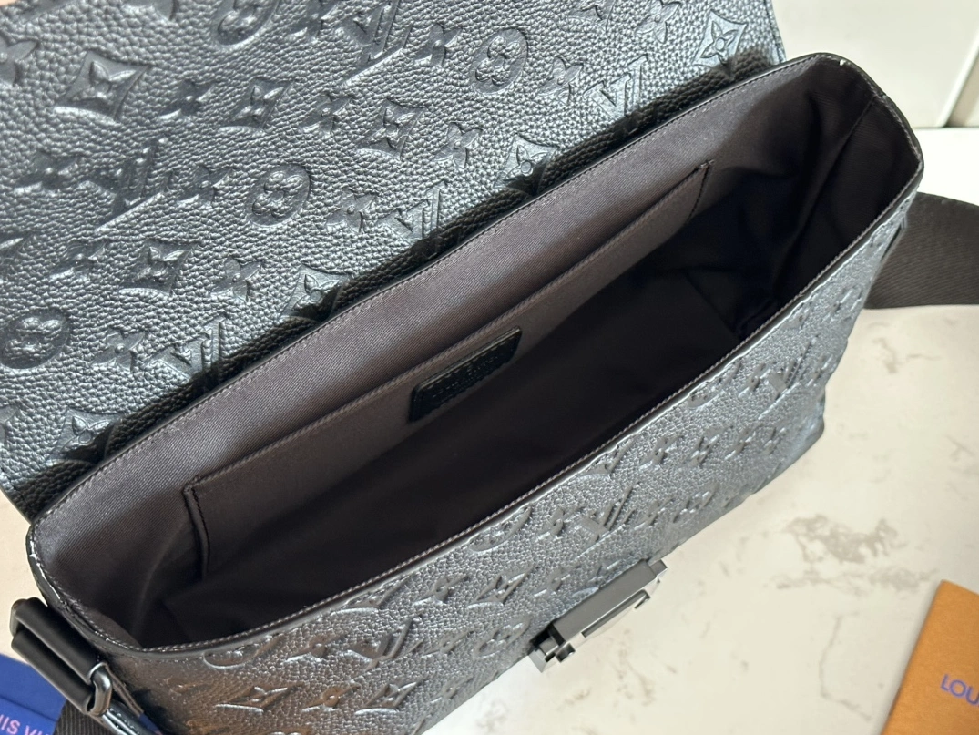 Louis Vuitton AAA Man Messenger Bags ModernLook 5002