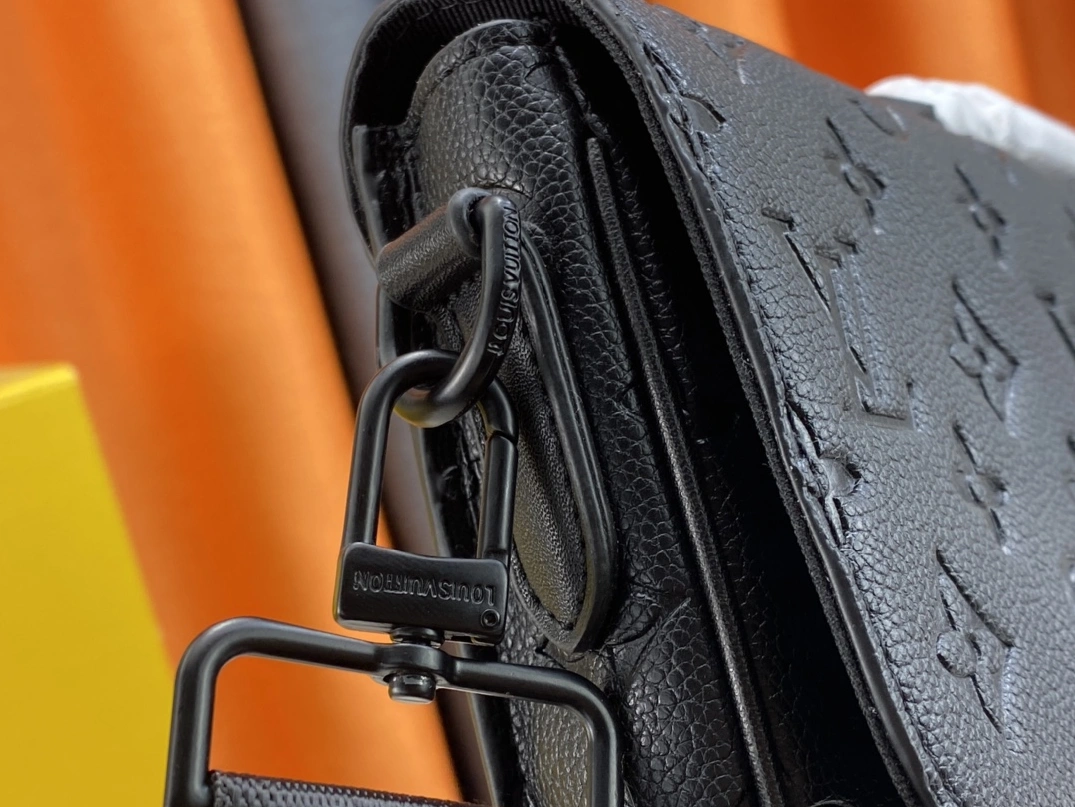 Louis Vuitton AAA Man Messenger Bags NewStyle 6635