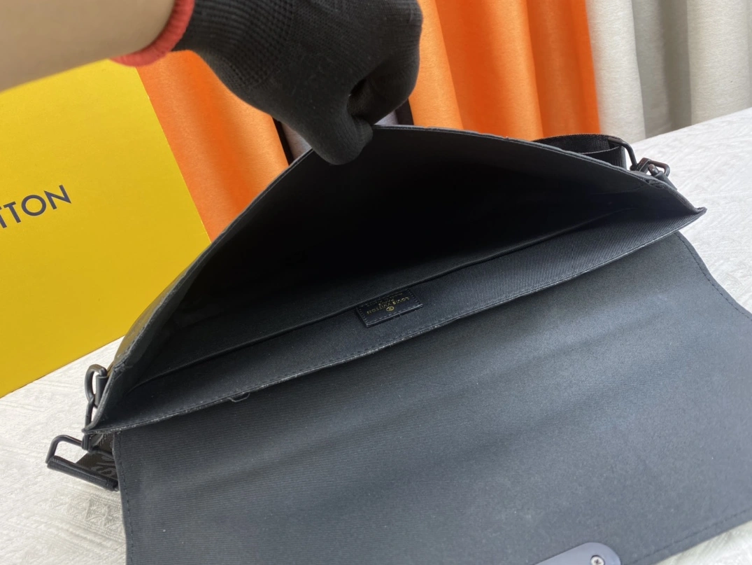 Louis Vuitton AAA Man Messenger Bags NewStyle 6635
