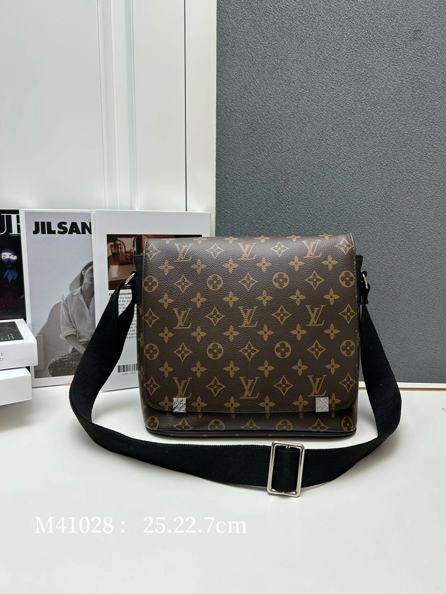 Louis Vuitton AAA Man Messenger Bags Popular 481
